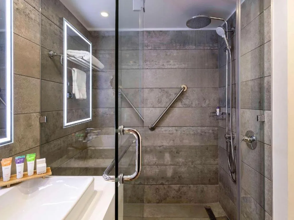 Shower in Novotel Santiago Providencia