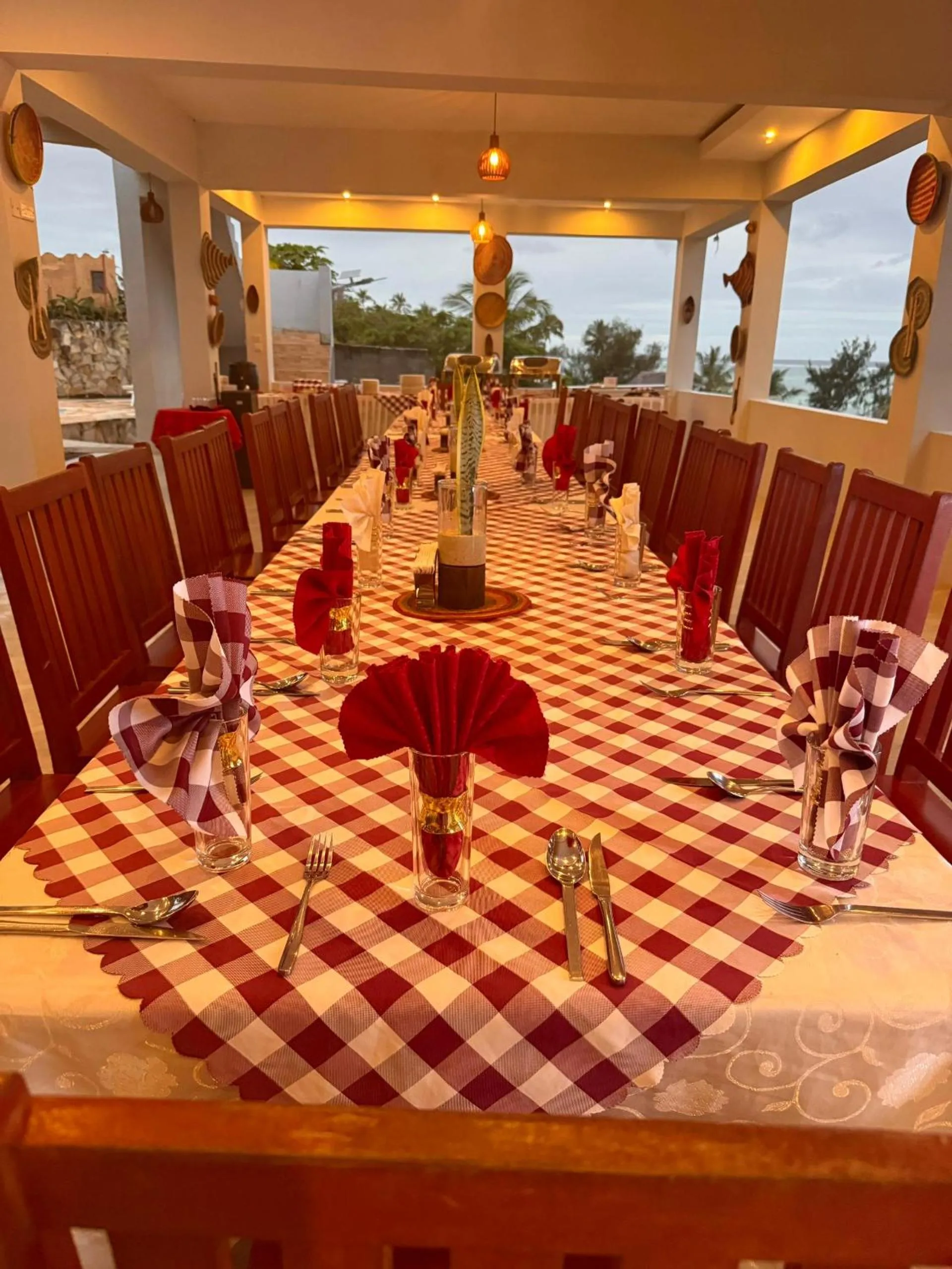 Restaurant/places to eat in Sea Crest Hotel