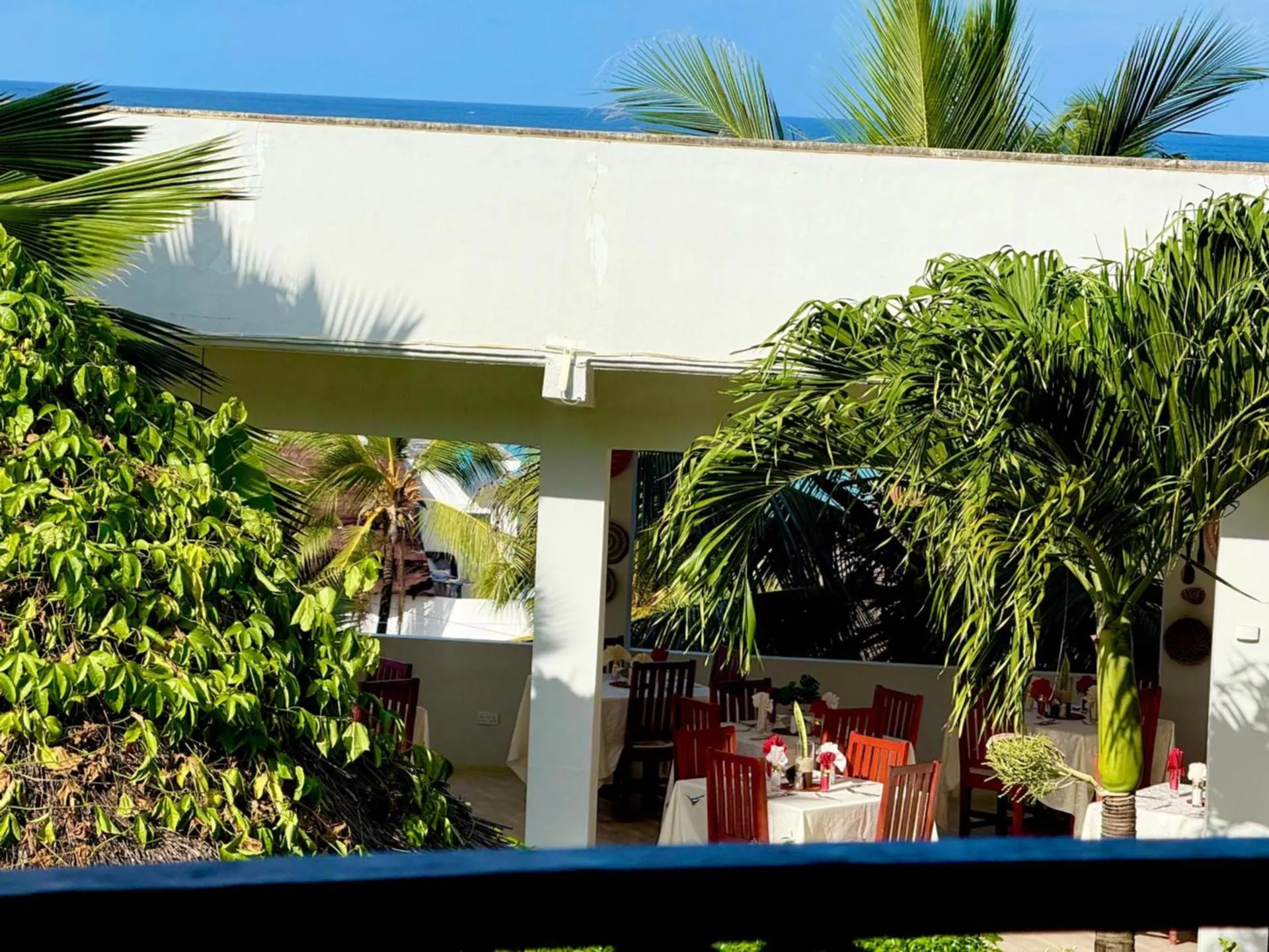 Restaurant/places to eat in Sea Crest Hotel