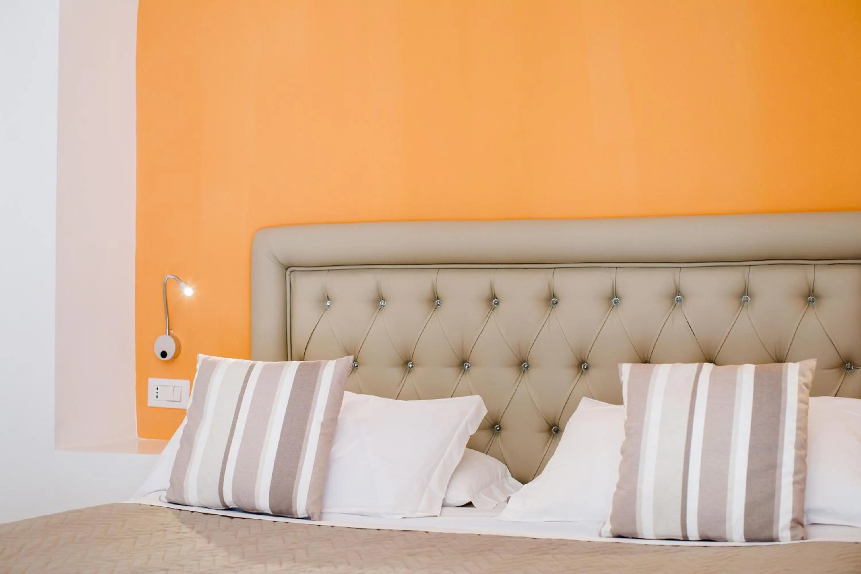 Decorative detail, Bed in Sorrento Comfort Rooms con piscina