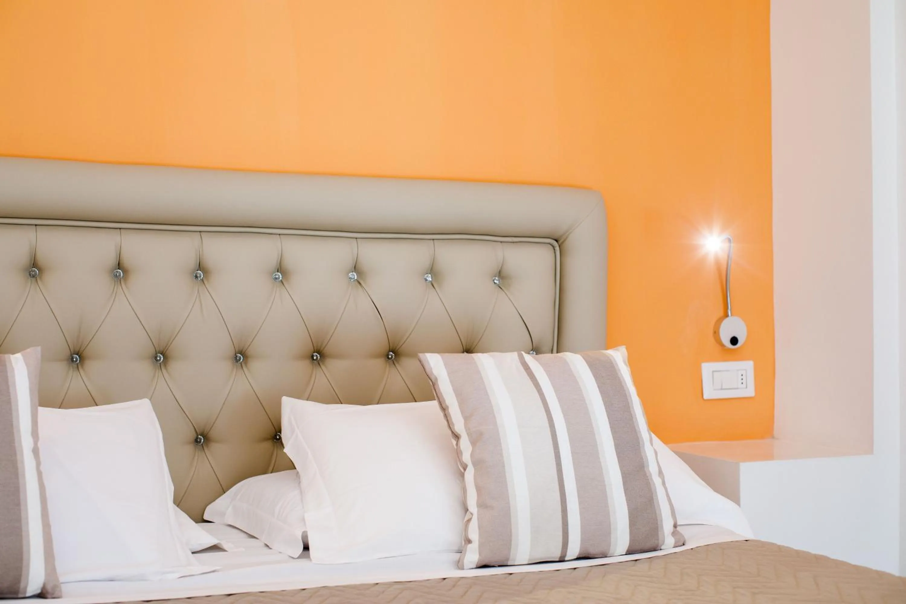 Decorative detail, Bed in Sorrento Comfort Rooms con piscina