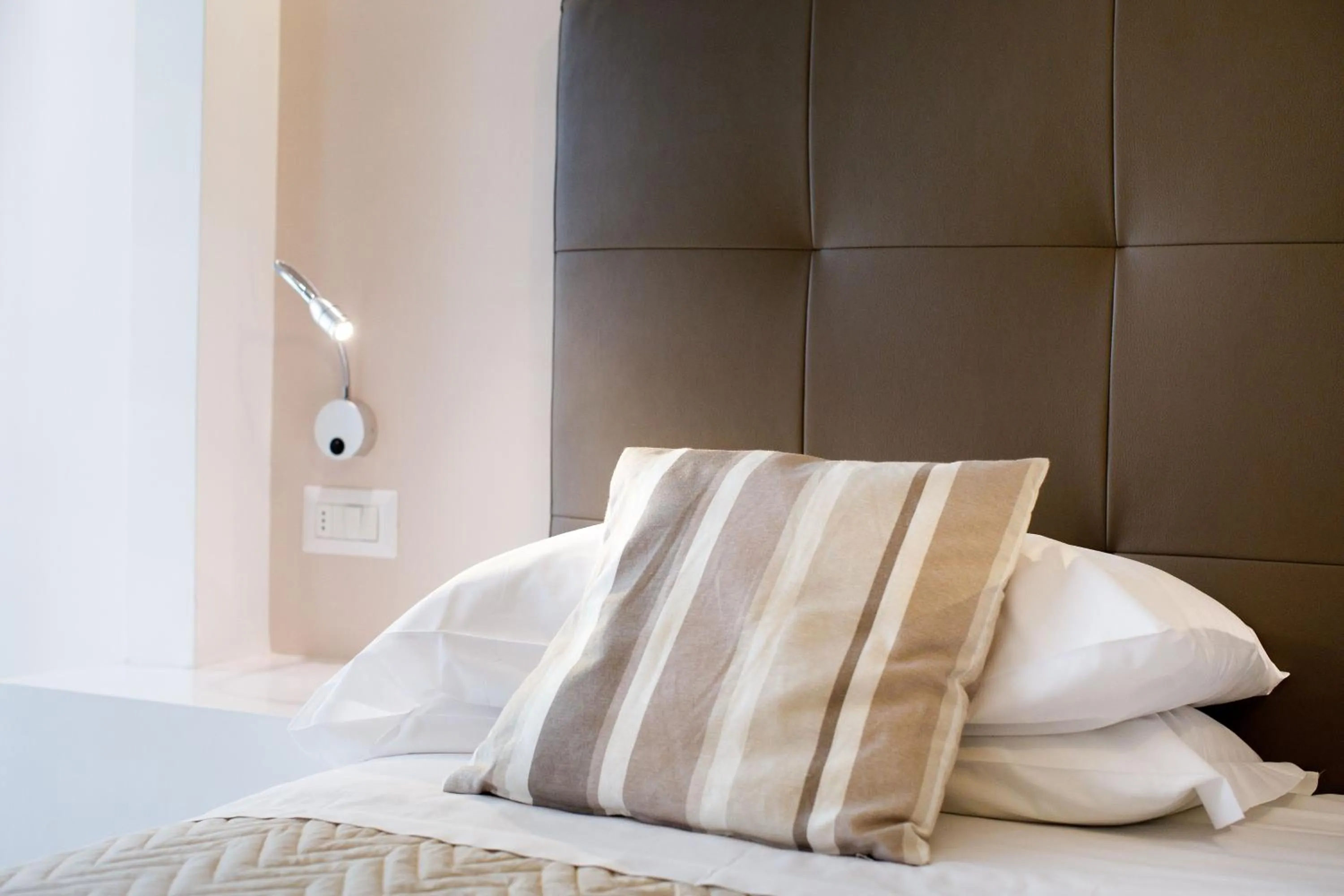 Decorative detail, Bed in Sorrento Comfort Rooms con piscina