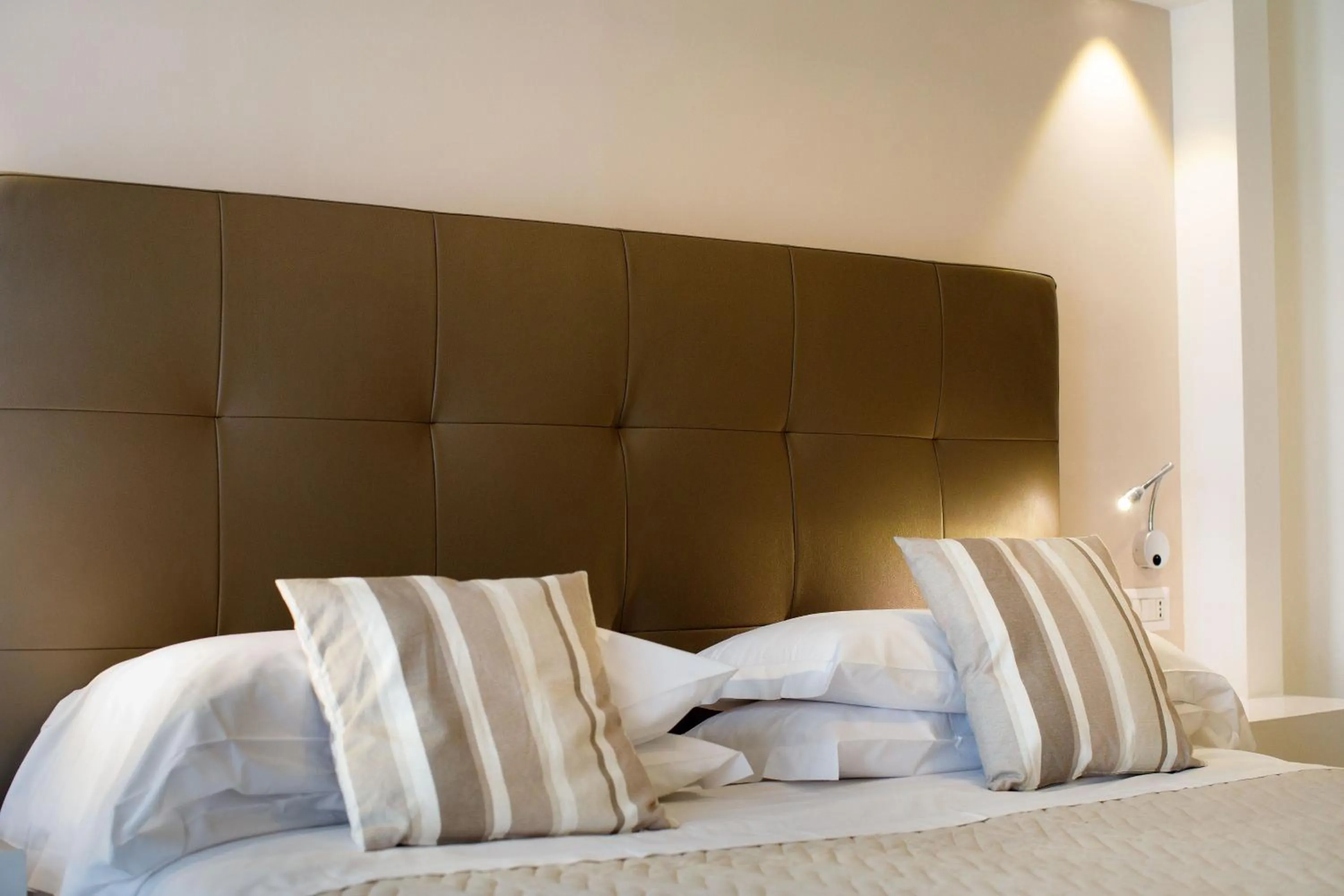 Decorative detail, Bed in Sorrento Comfort Rooms con piscina