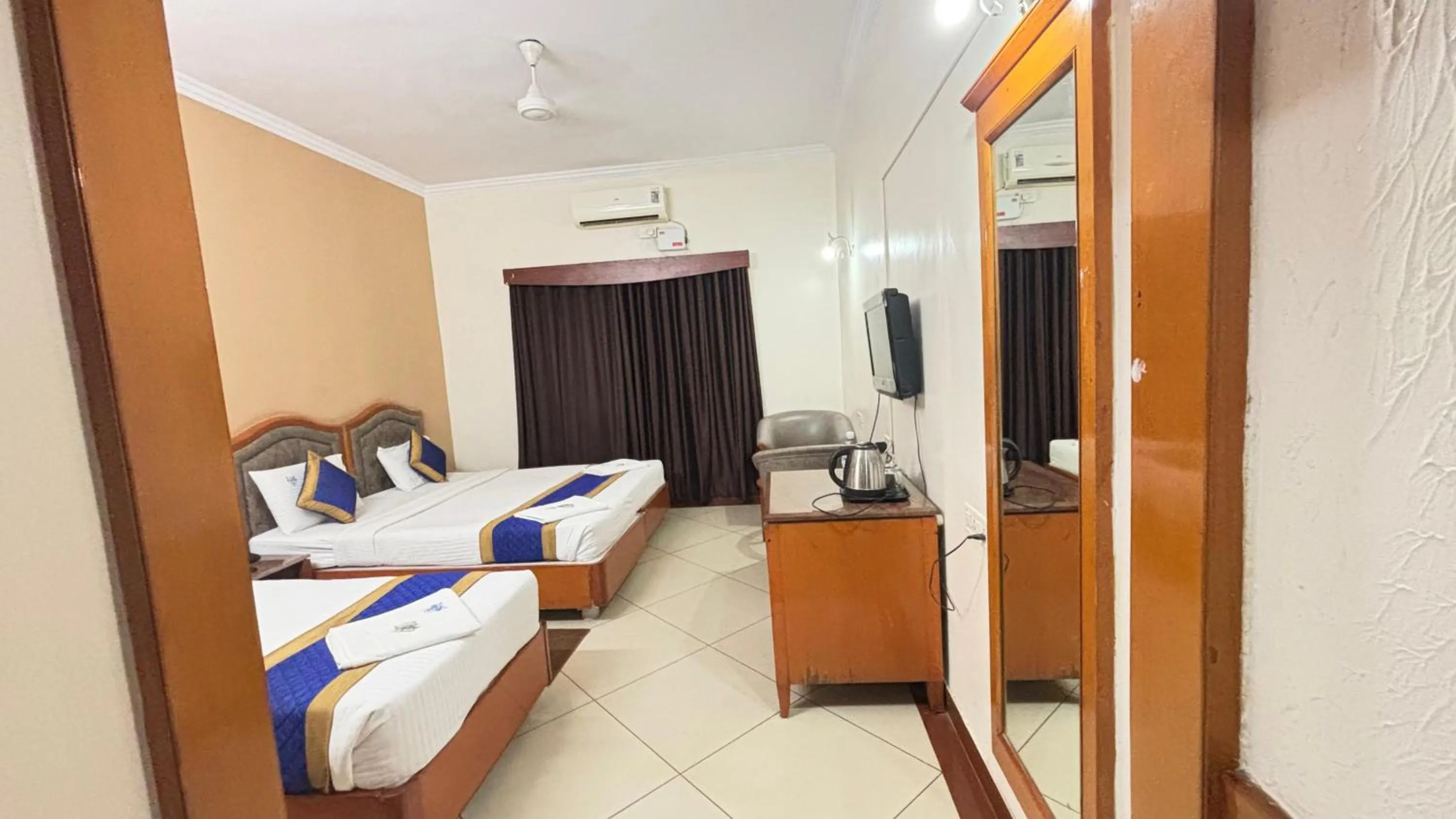 Communal lounge/ TV room, Bed in Hotel Chetan International