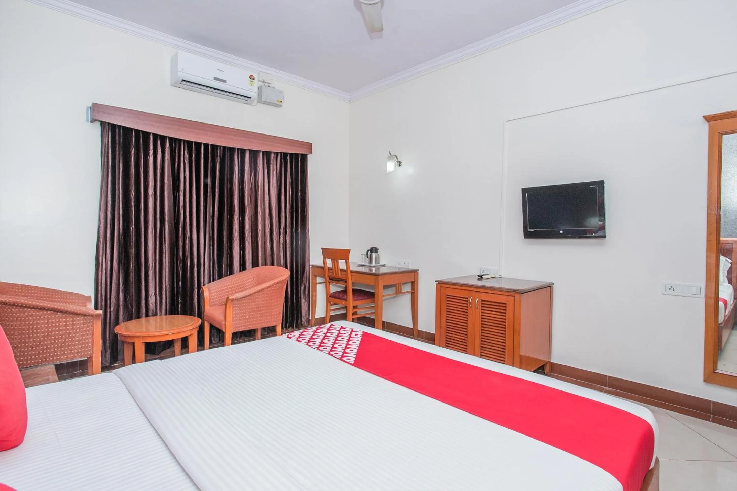 Bedroom, Bed in Hotel Chetan International