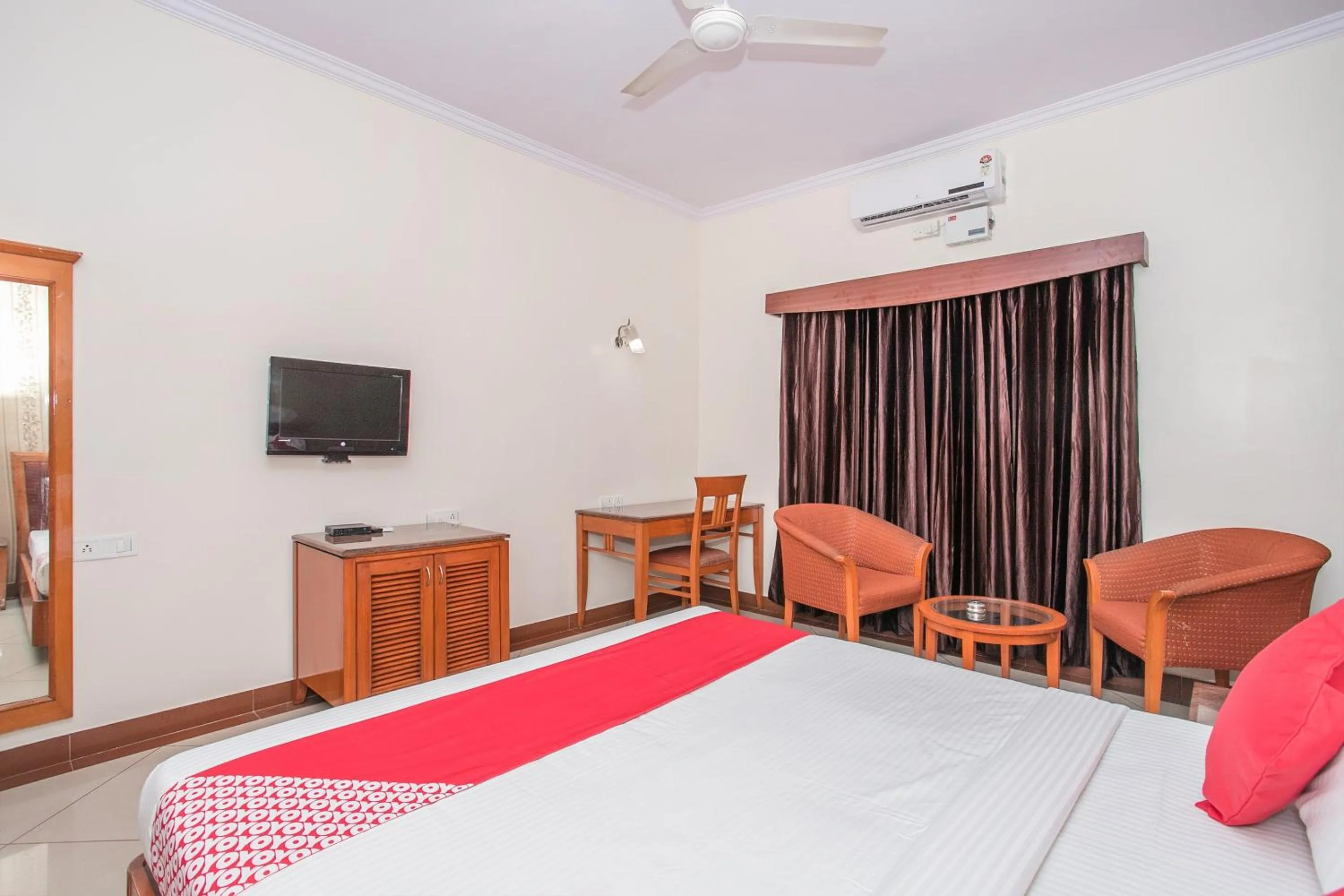 Bedroom, Bed in Hotel Chetan International