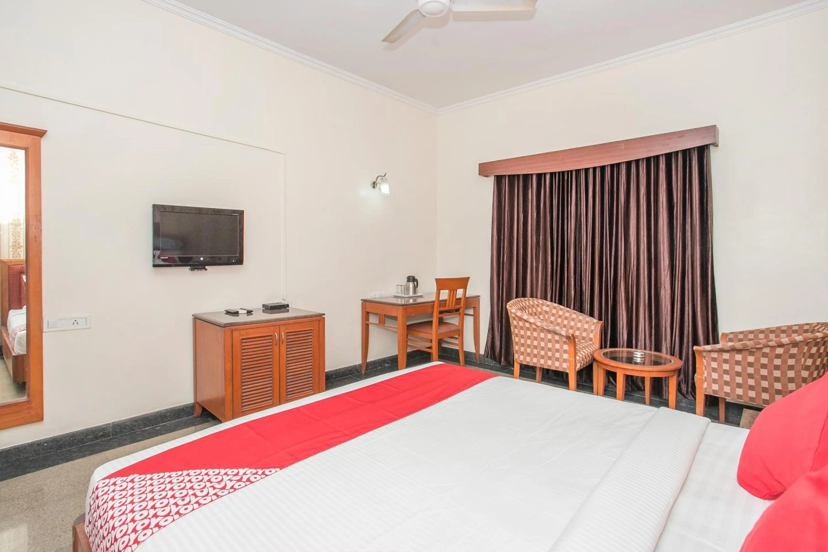 Bedroom, Bed in Hotel Chetan International