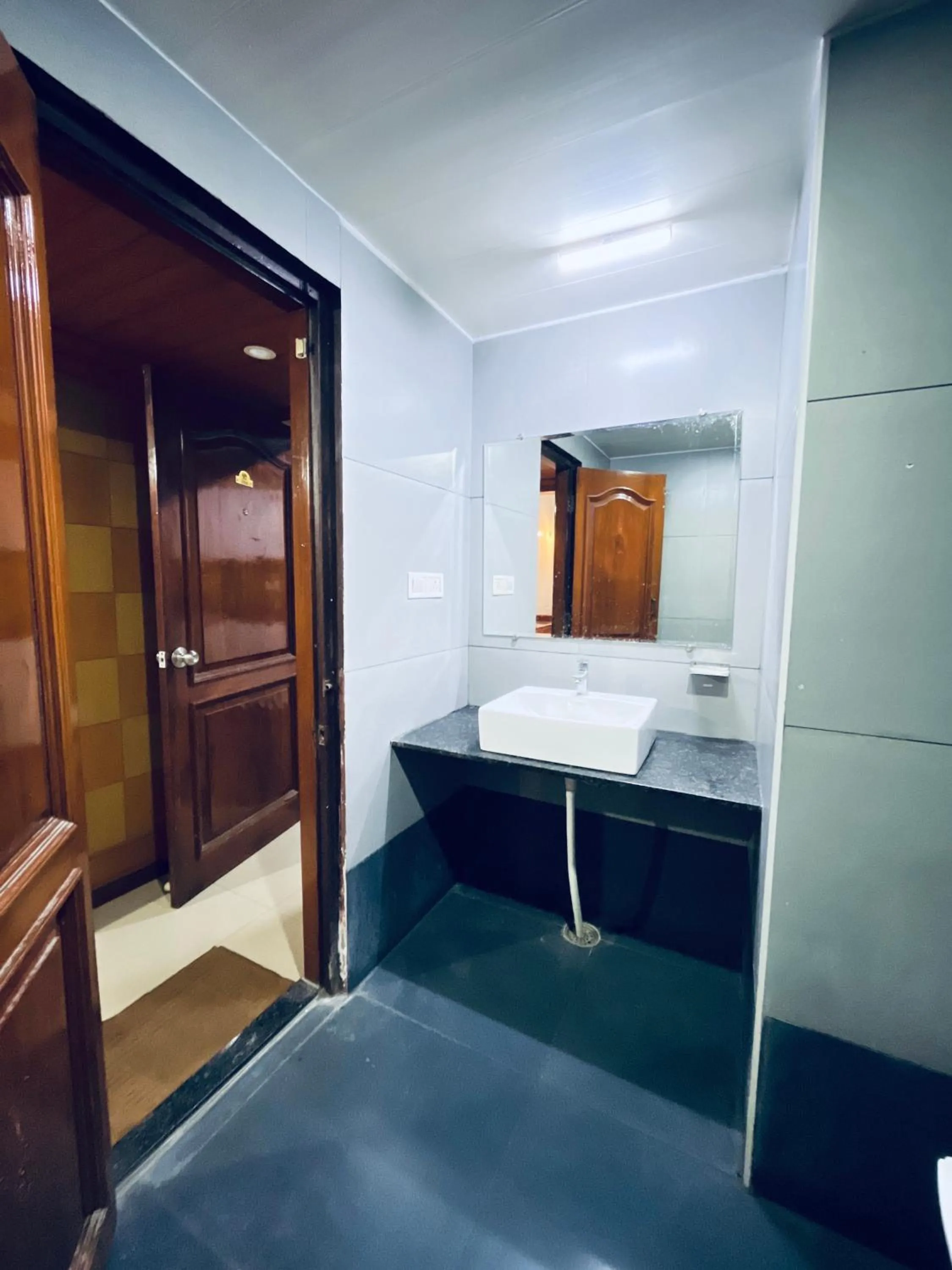 Bathroom in Hotel Chetan International