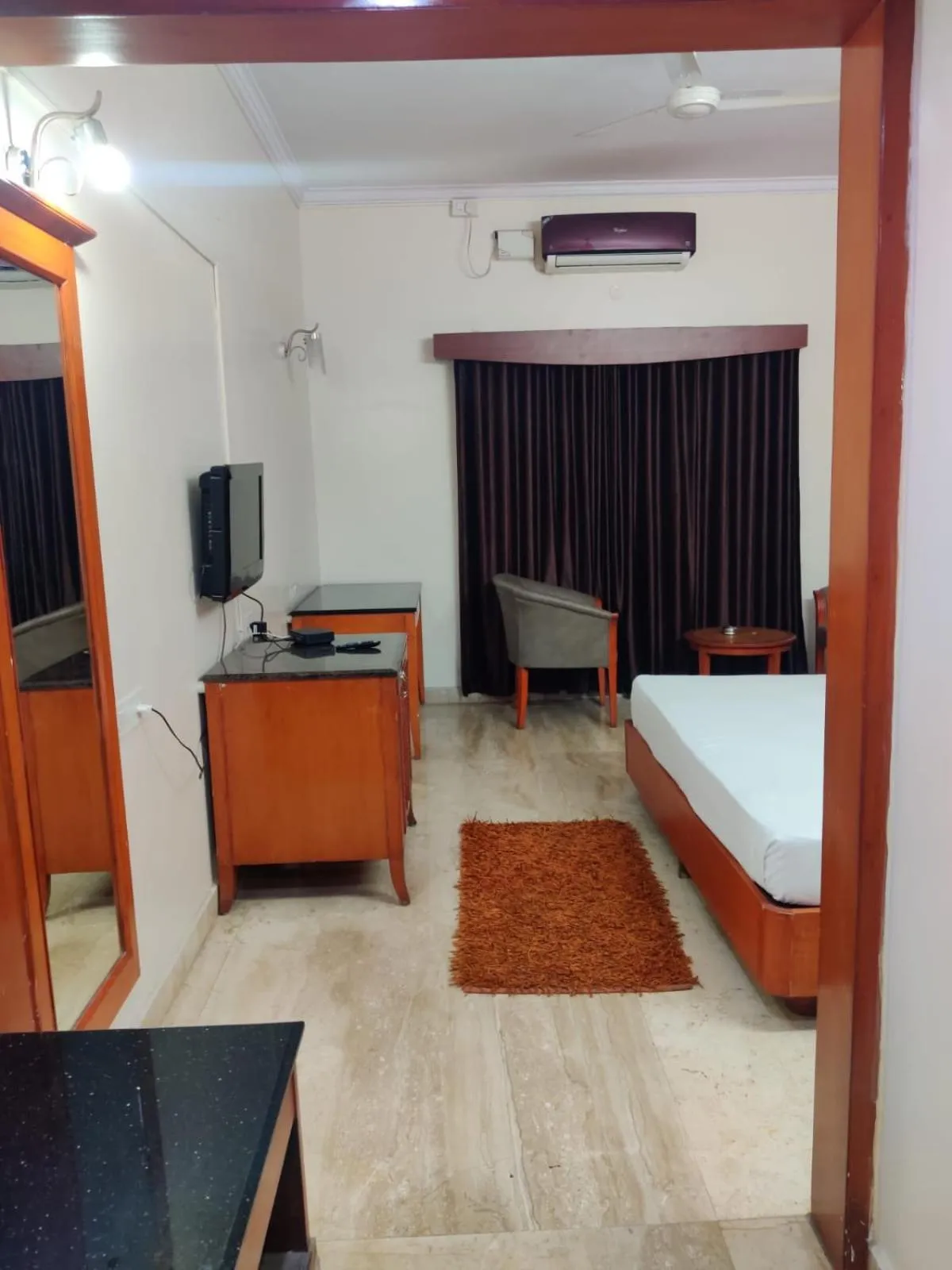 Communal lounge/ TV room, Bed in Hotel Chetan International