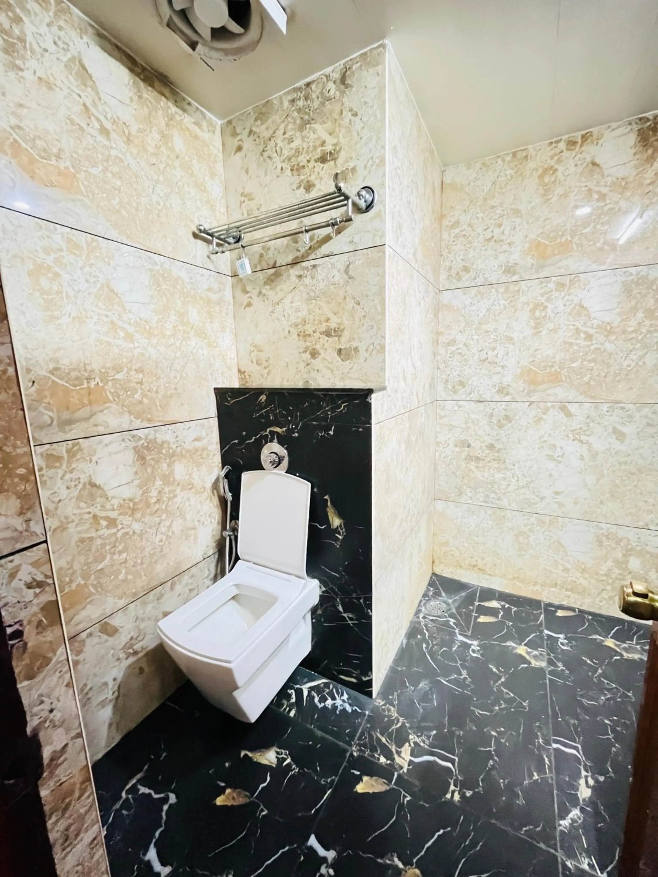 Bathroom in Hotel Chetan International