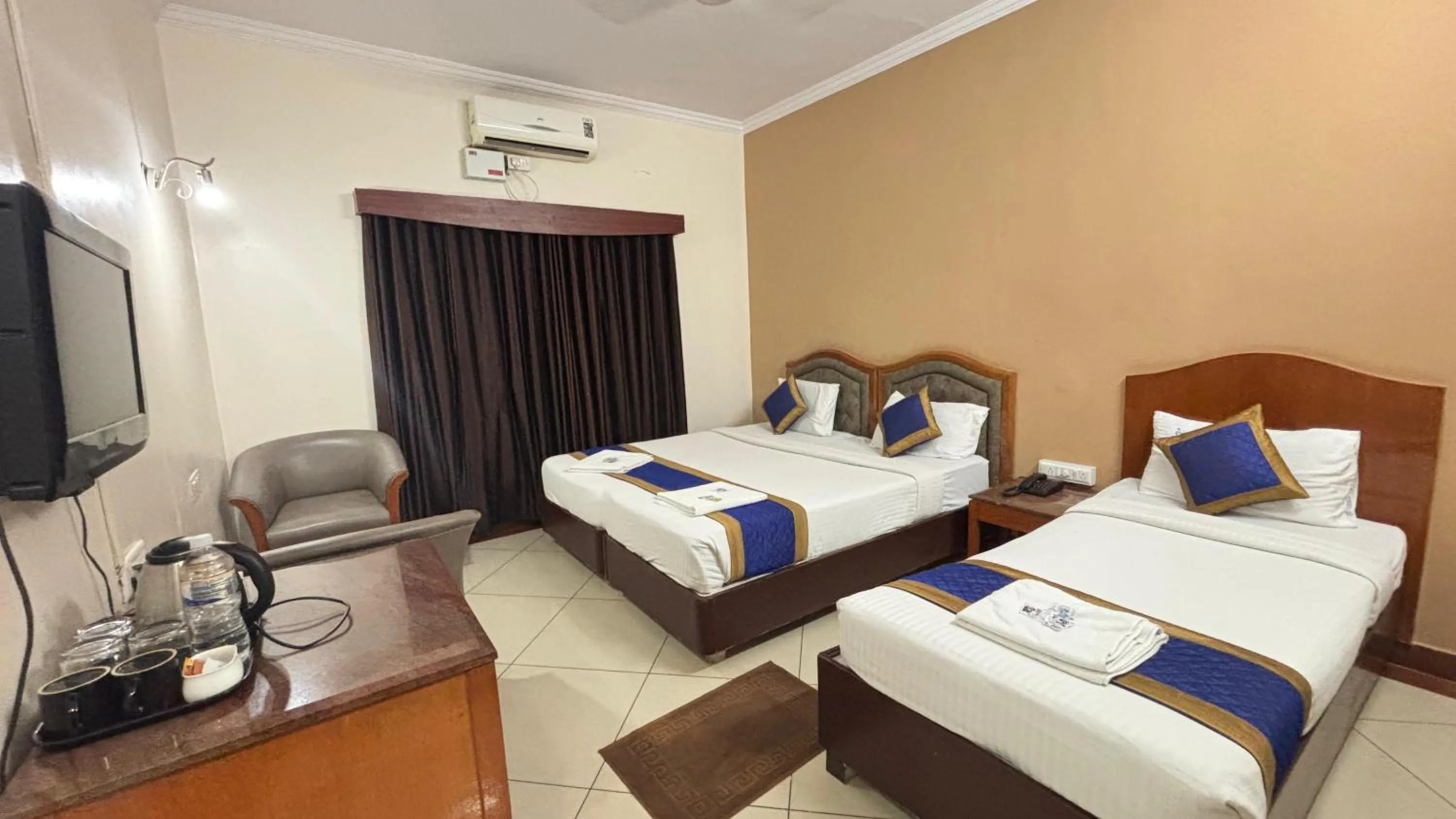 Communal lounge/ TV room, Bed in Hotel Chetan International