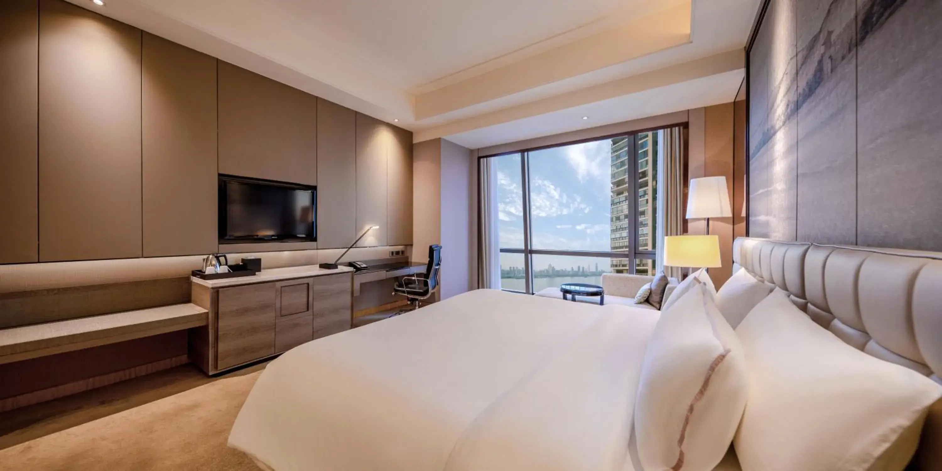 King Room with Partial River View in The Westin Wuhan Wuchang King Room with Partial River View in The Westin Wuhan Wuchang