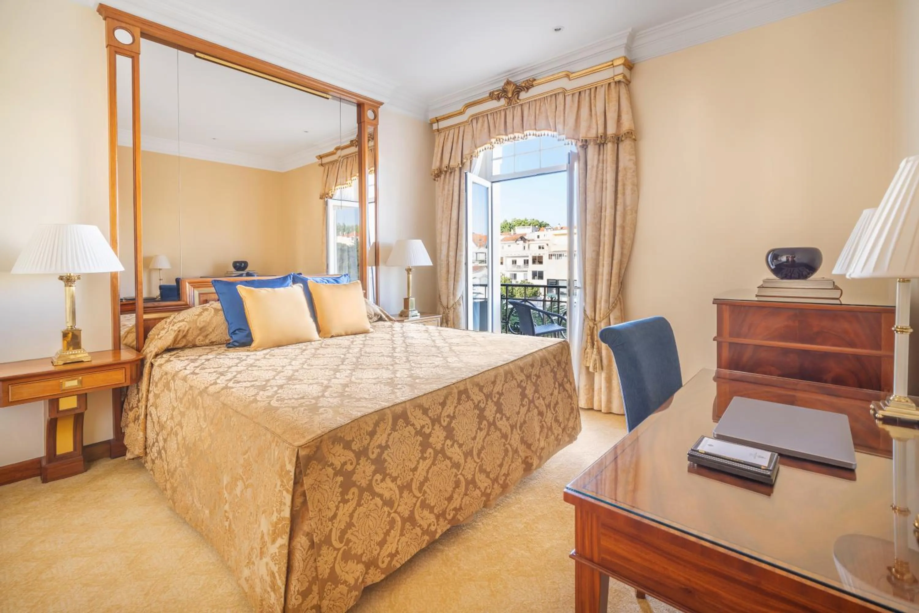 Bedroom, Bed in Palácio Estoril Hotel, Golf & Wellness