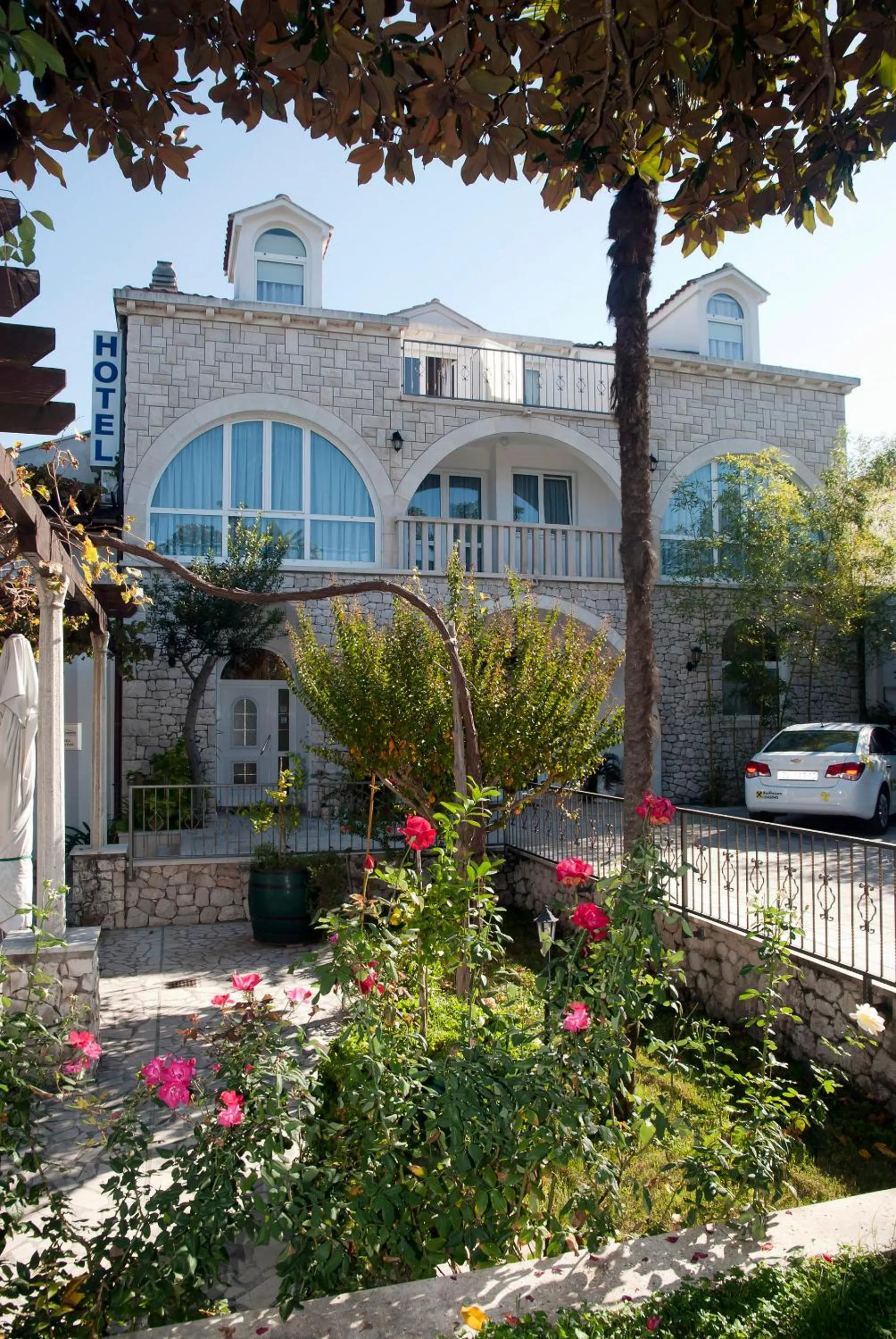 Facade/entrance in Hotel Metković