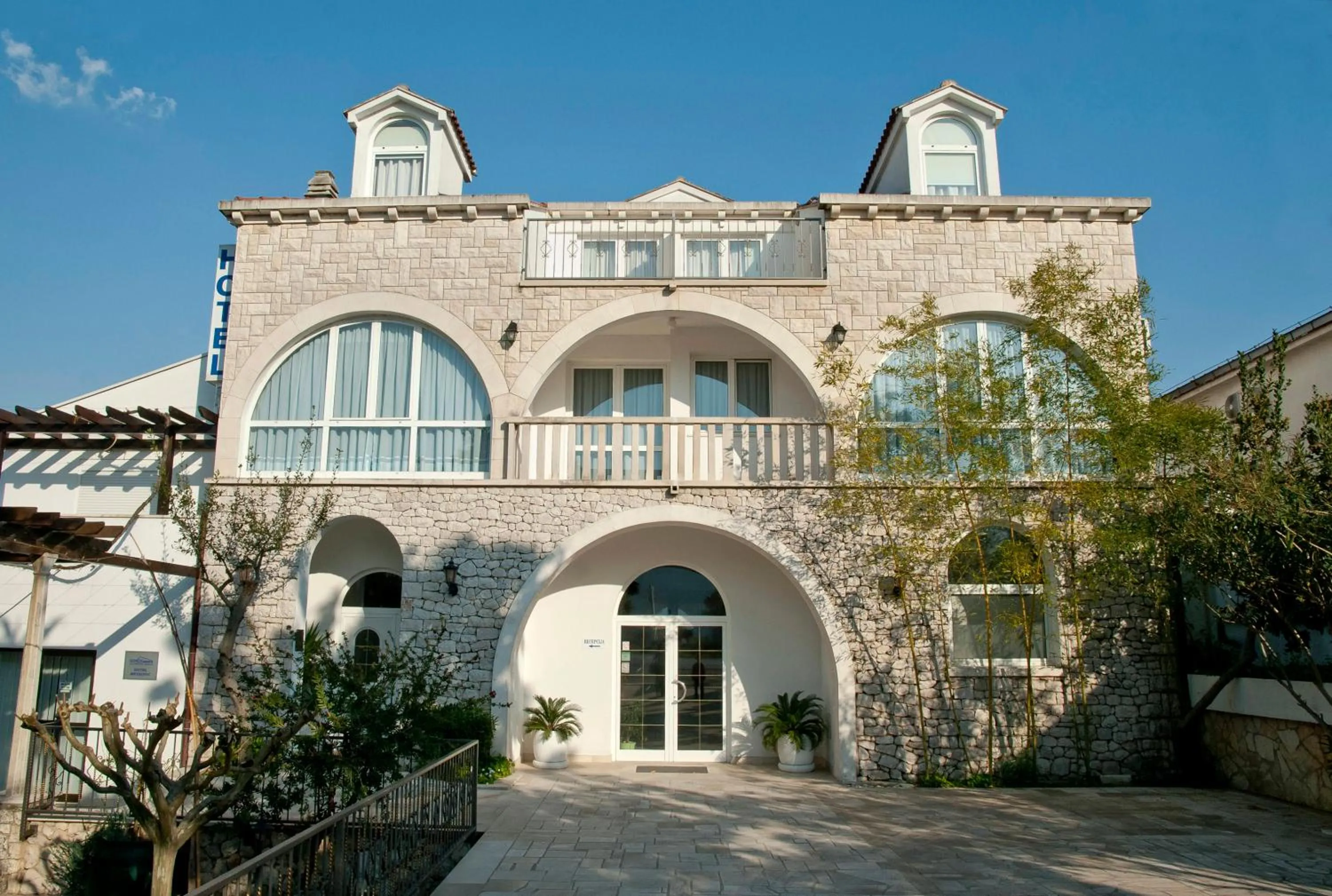 Facade/entrance in Hotel Metković