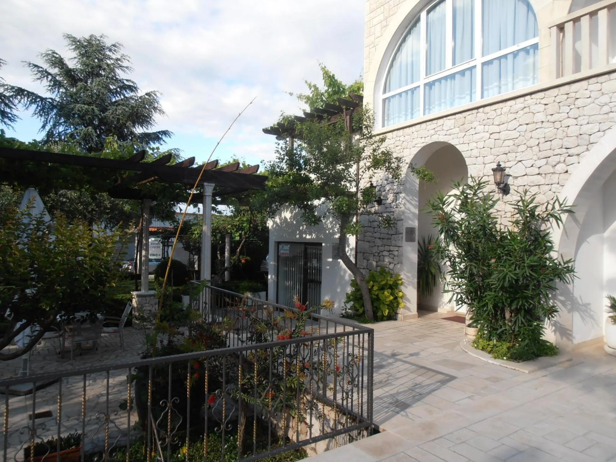 Facade/entrance in Hotel Metković