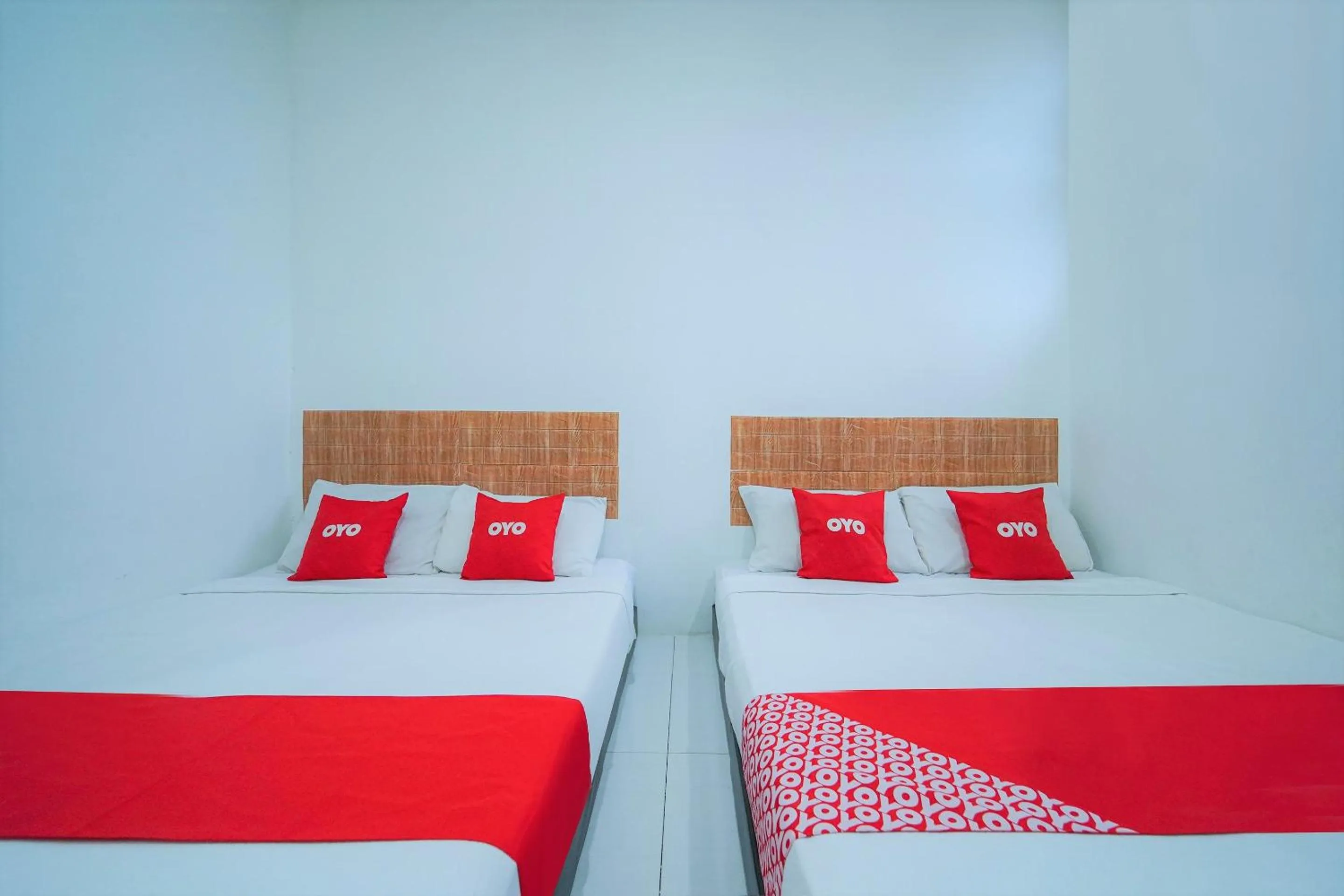 Bedroom, Bed in OYO 89820 Sp Berlian Inn