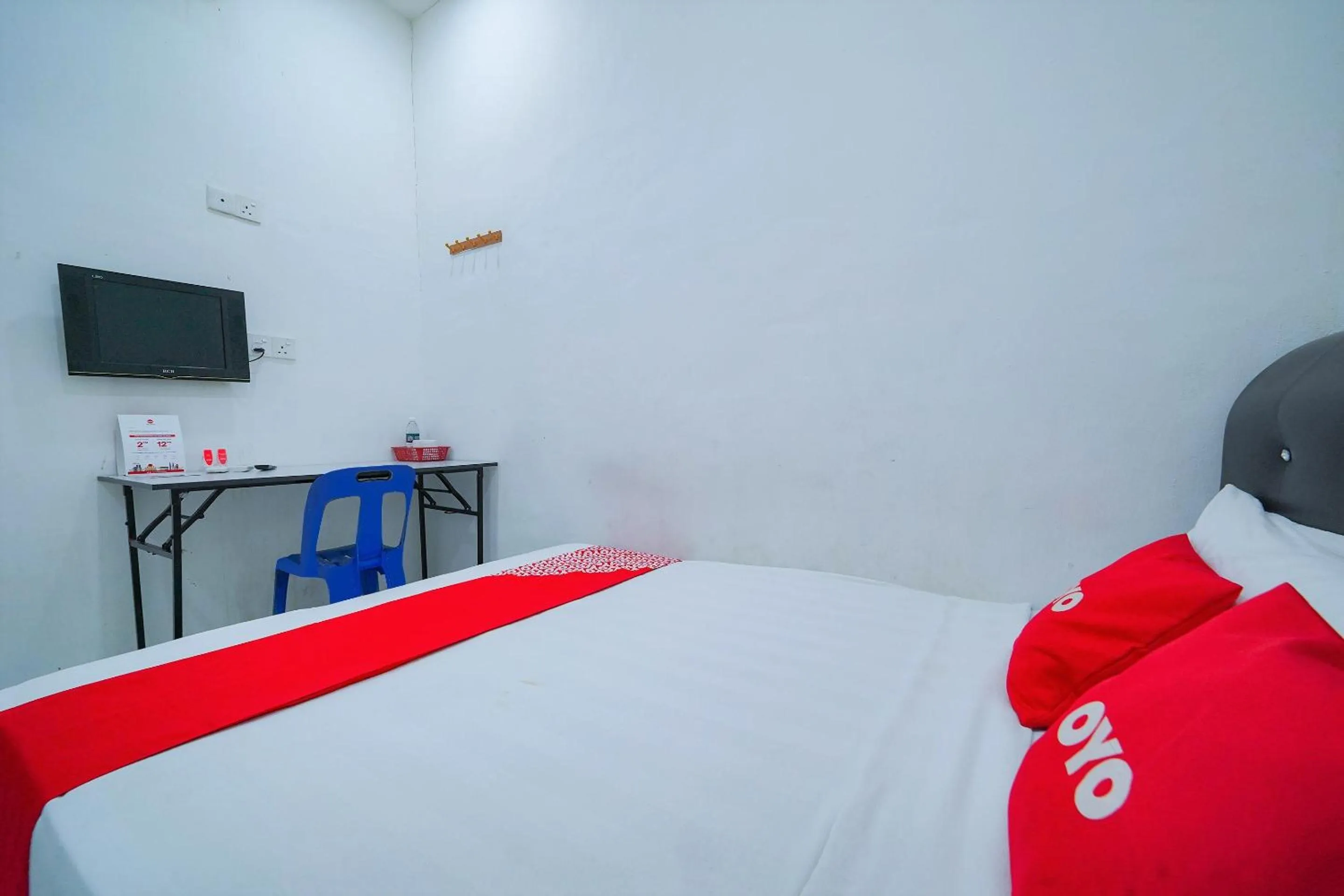 Bedroom, Bed in OYO 89820 Sp Berlian Inn