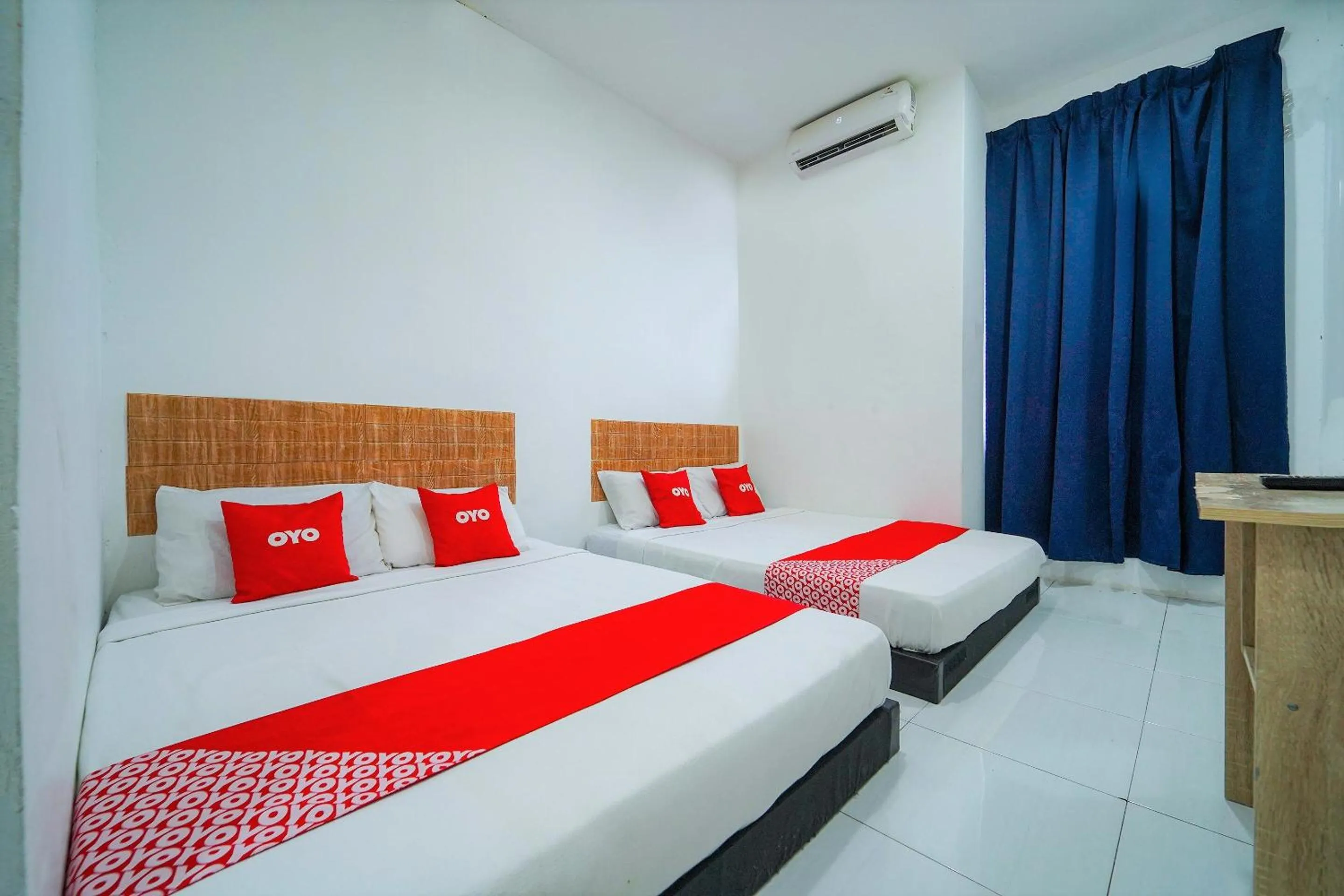 Bedroom, Bed in OYO 89820 Sp Berlian Inn