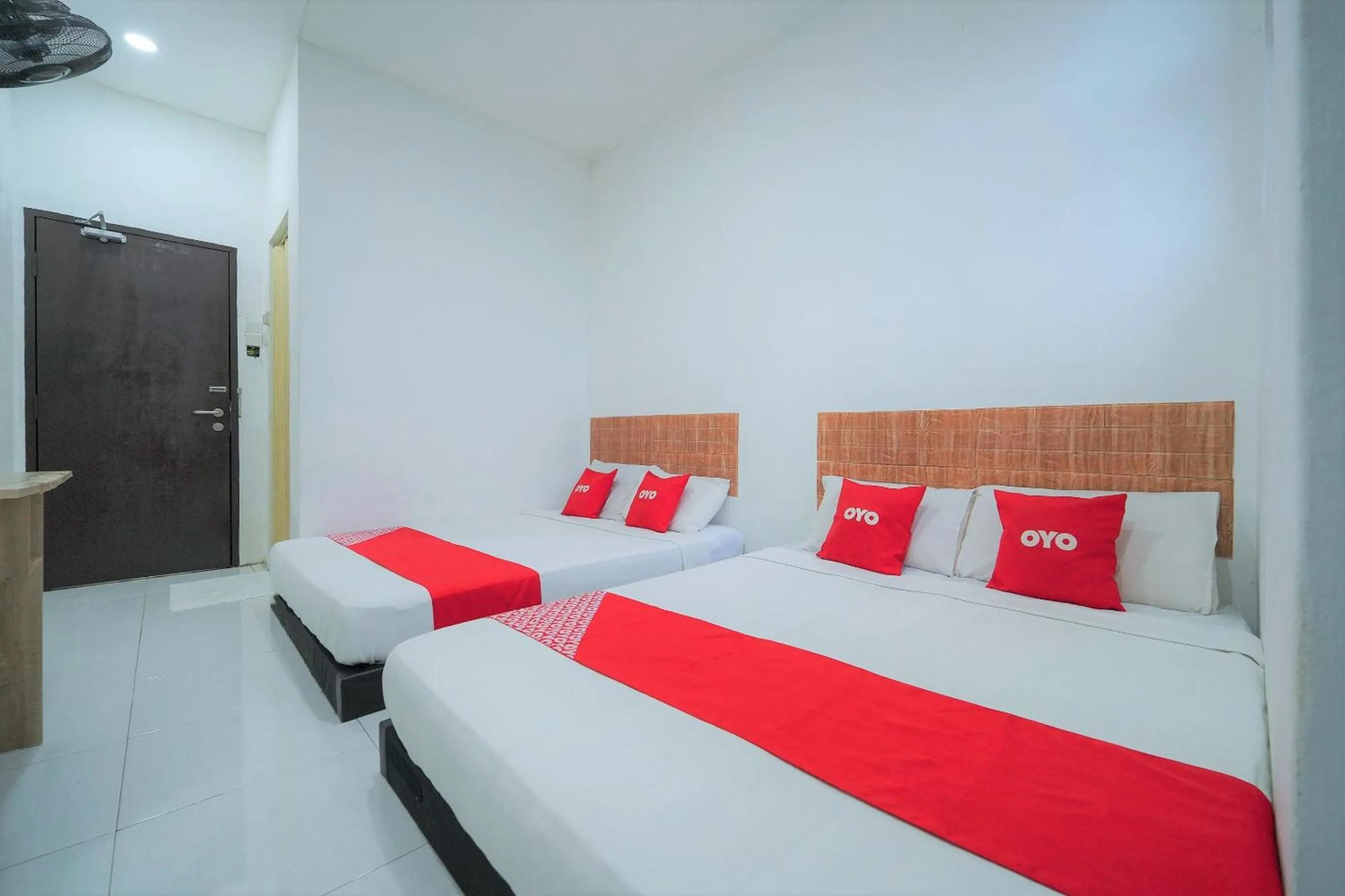 Bedroom, Bed in OYO 89820 Sp Berlian Inn