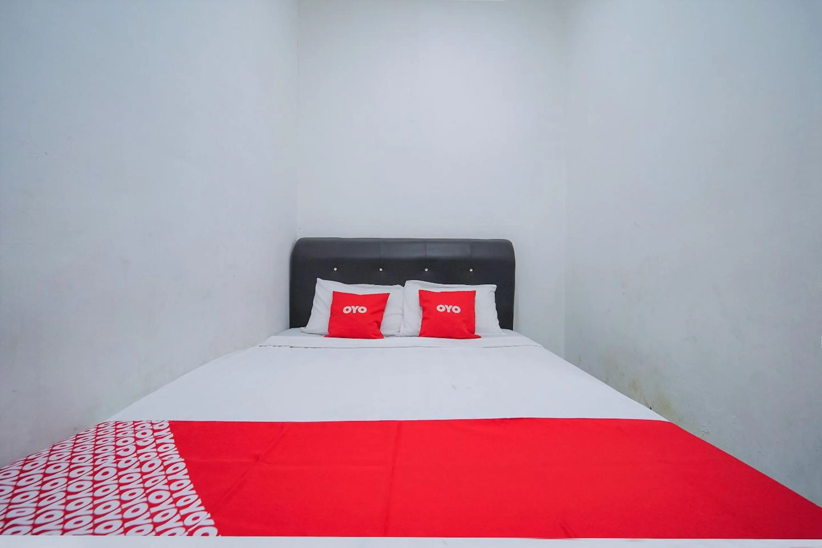 Bedroom, Bed in OYO 89820 Sp Berlian Inn