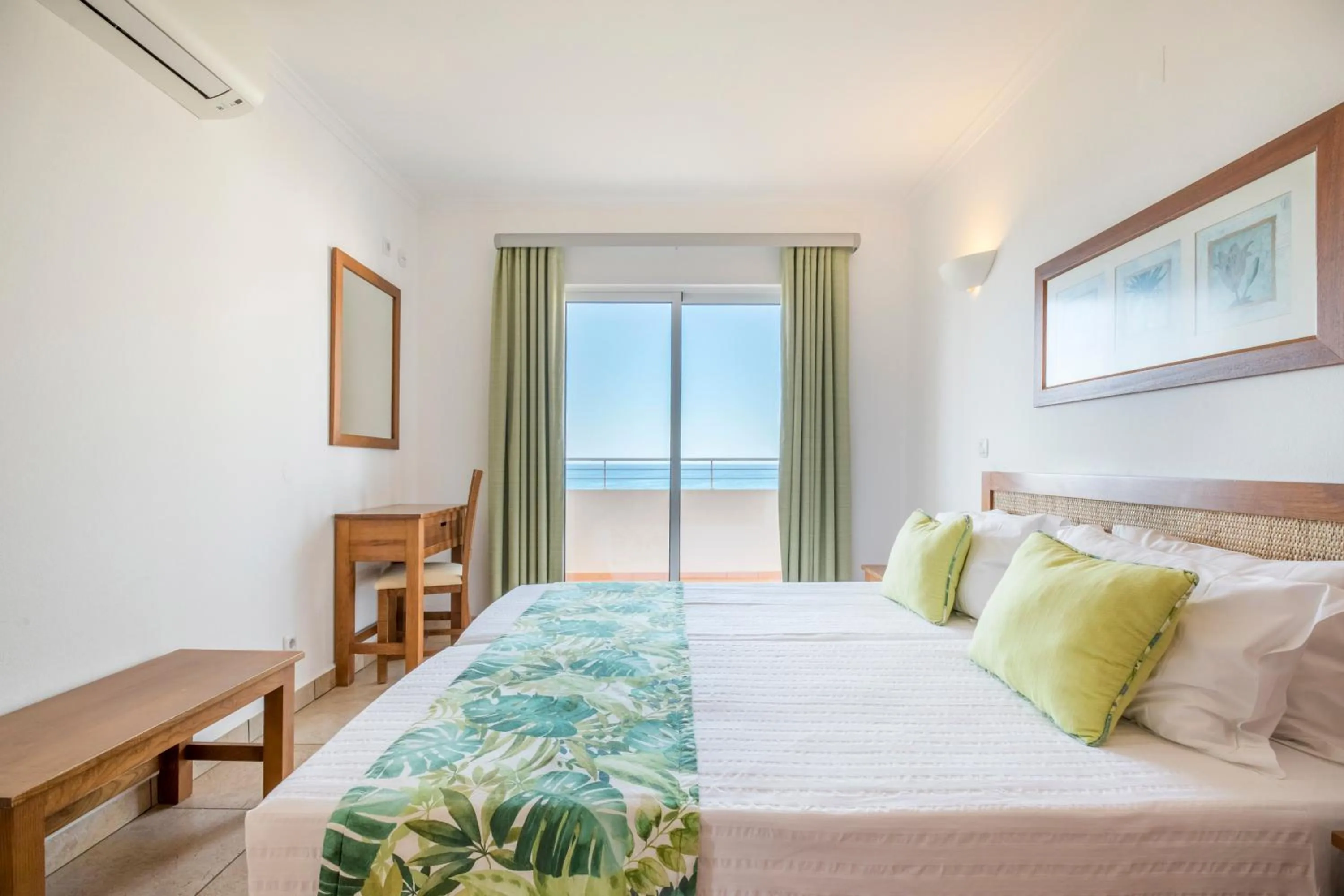 Bed in Clube Porto Mos - Sunplace Hotels & Beach Resort