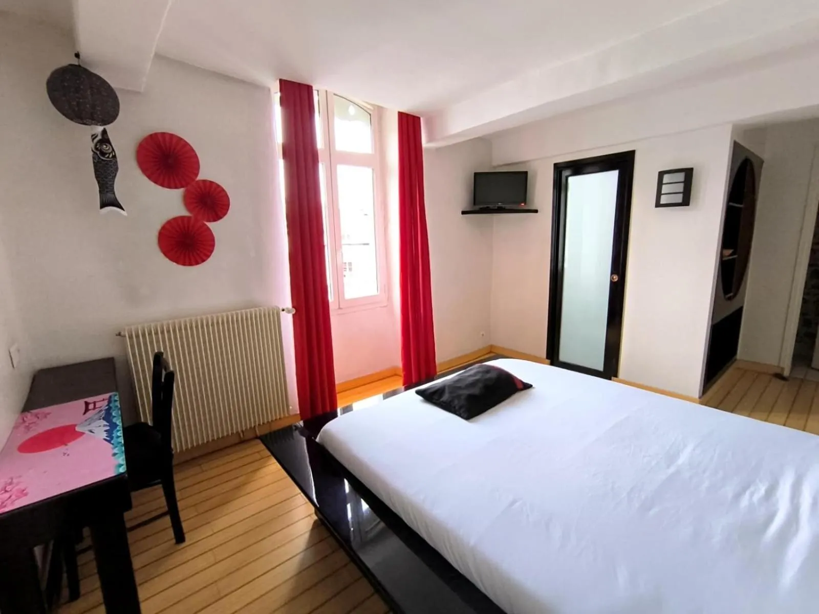TV and multimedia, Bed in Hotel L'Astrolabe