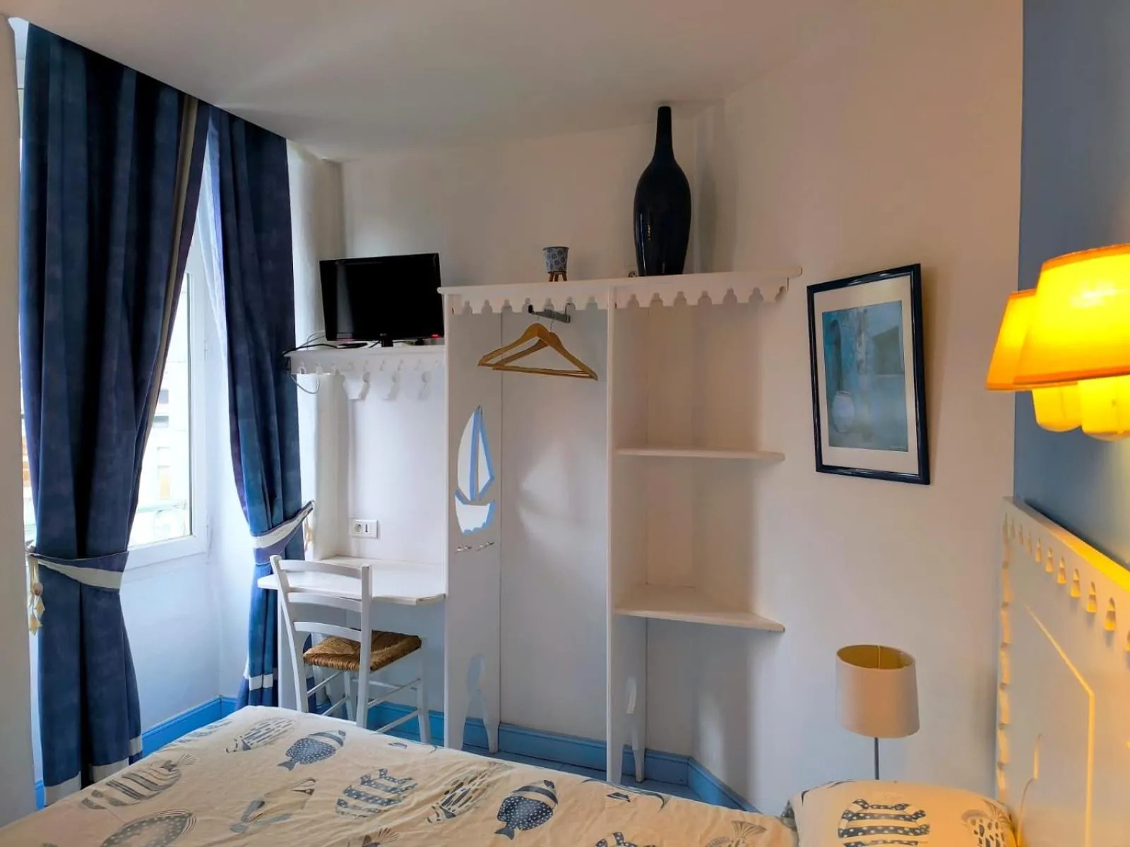 TV and multimedia, Bed in Hotel L'Astrolabe