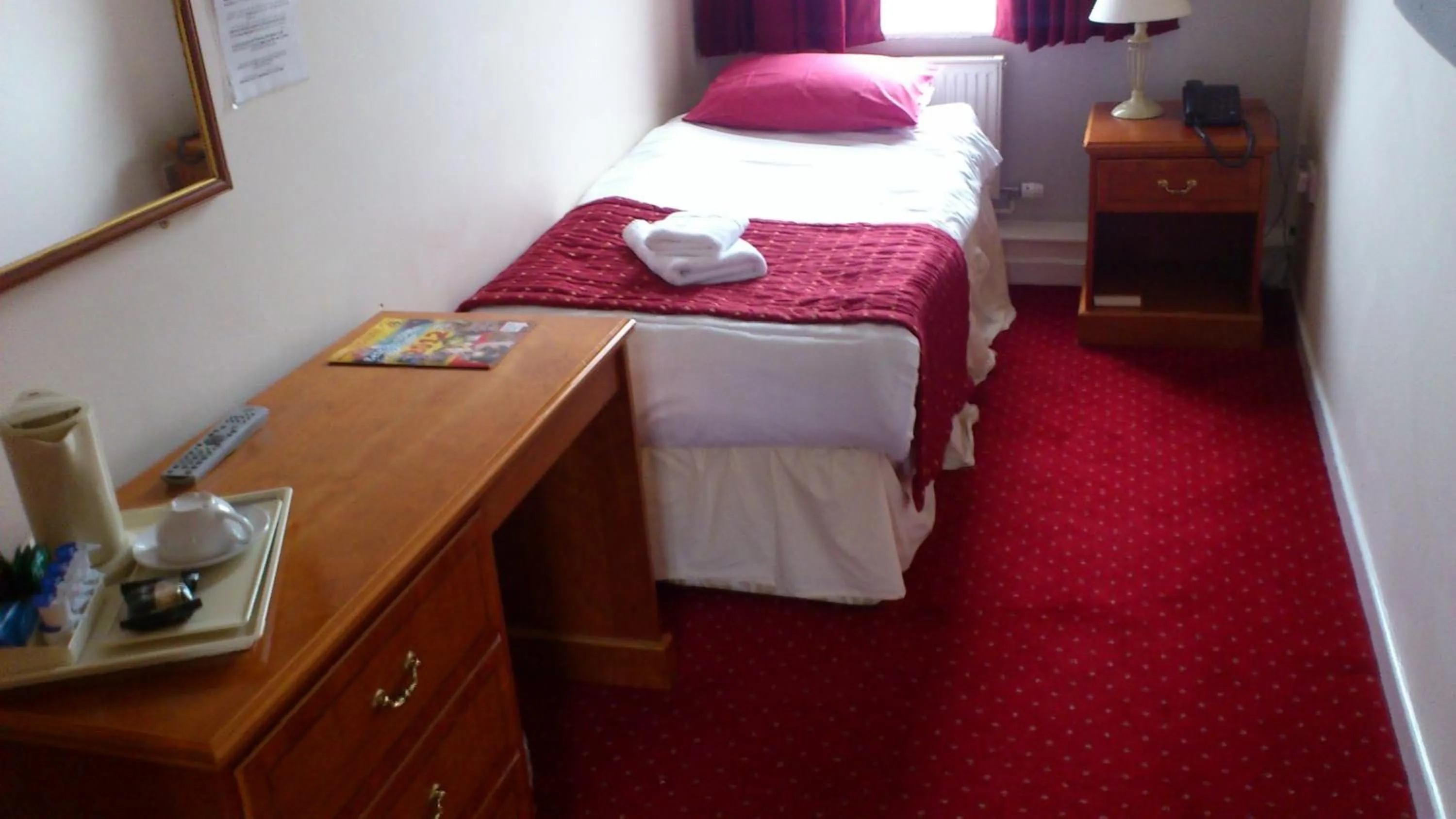 Photo of the whole room, Bed in The Griffin Hotel