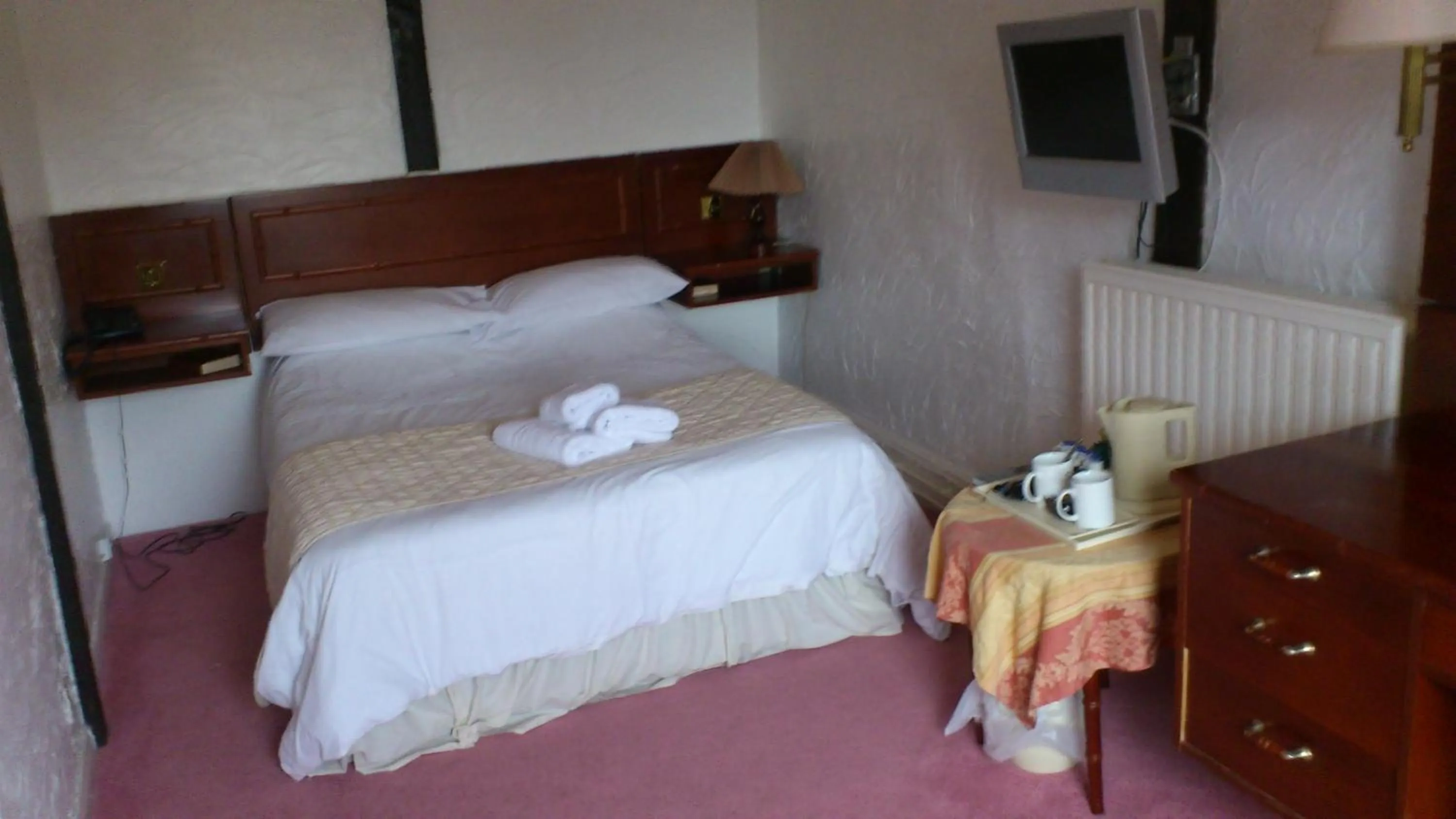 Photo of the whole room, Bed in The Griffin Hotel