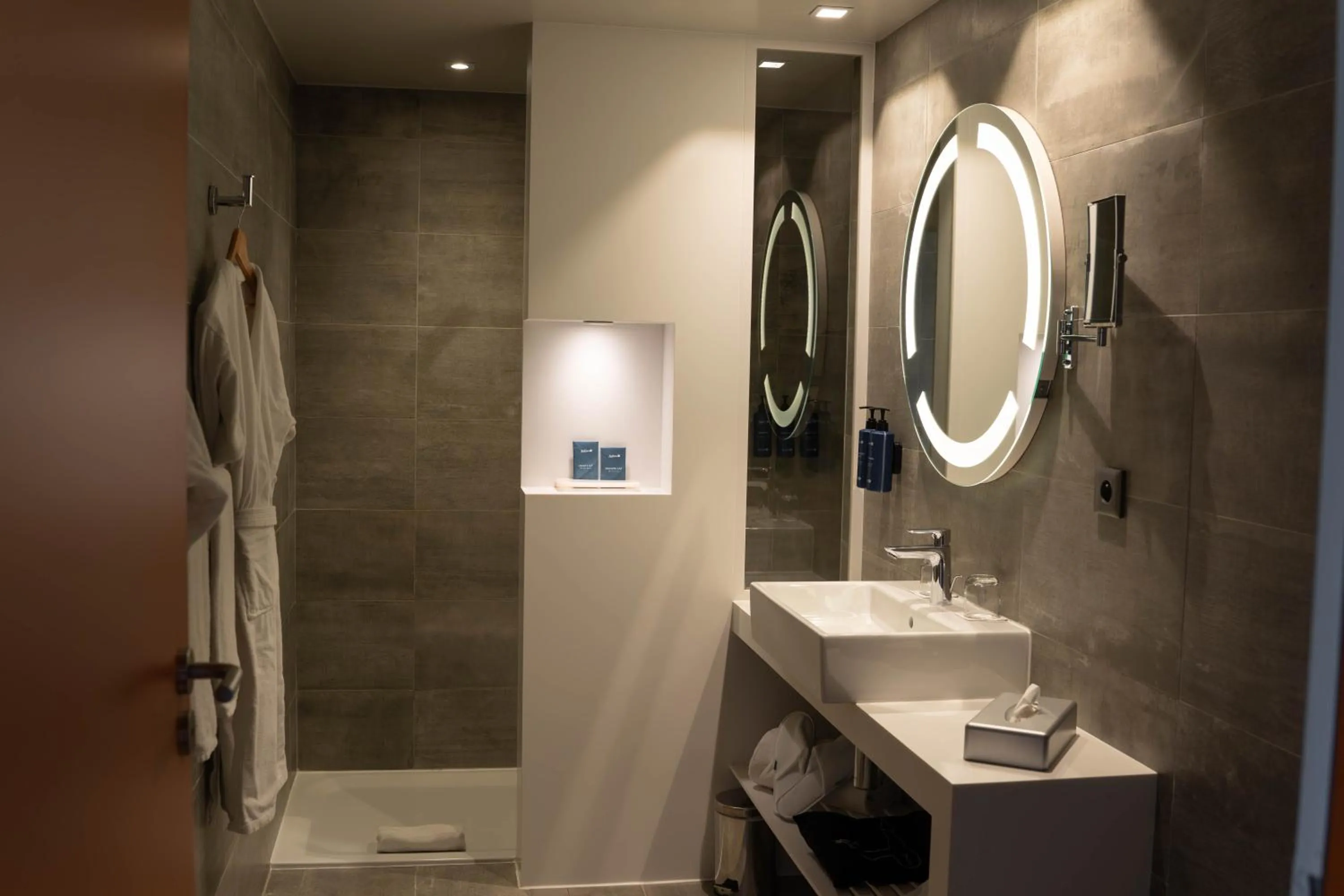 Shower in Radisson Blu Hotel Bordeaux