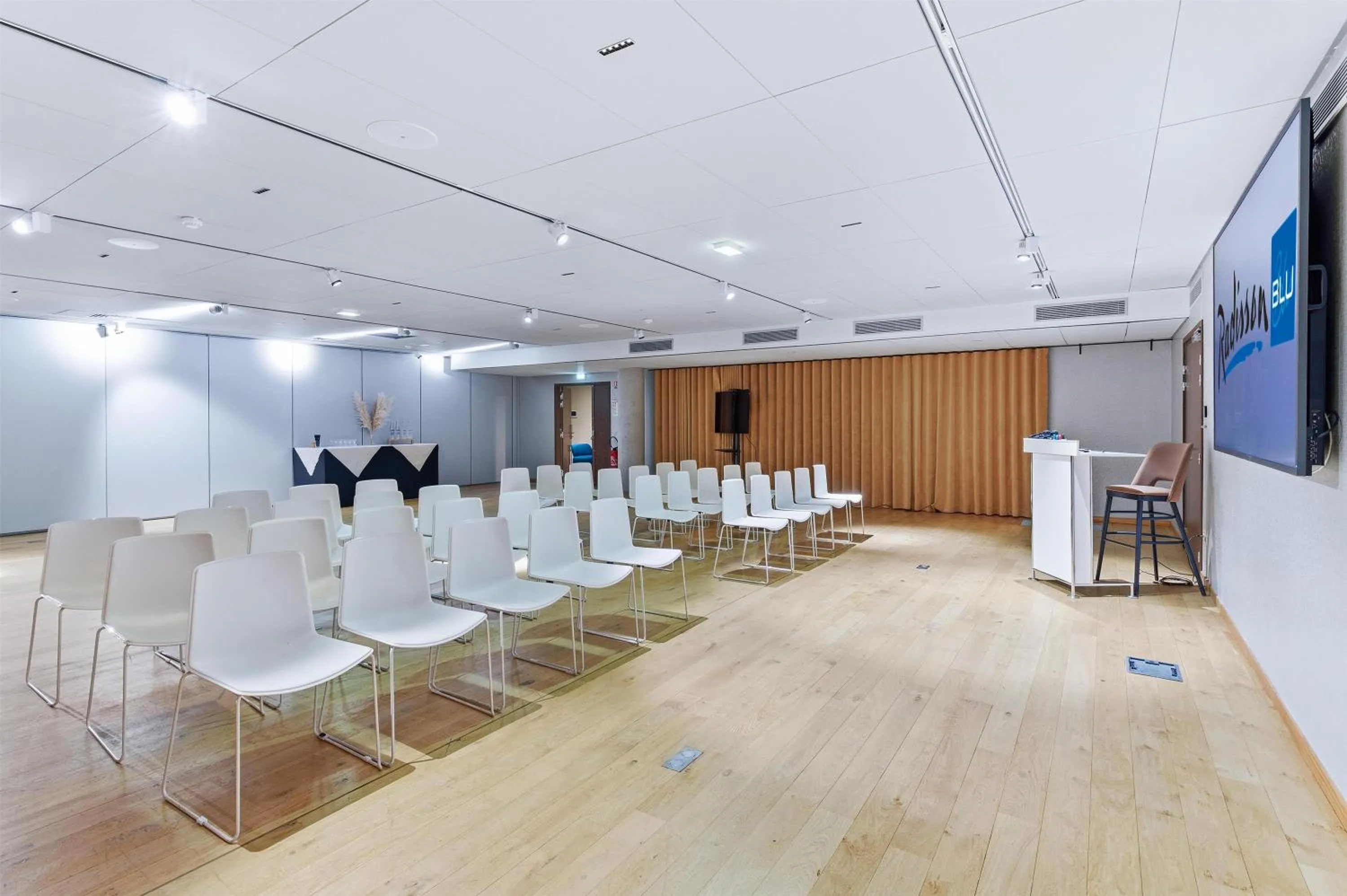 Meeting/conference room in Radisson Blu Hotel Bordeaux