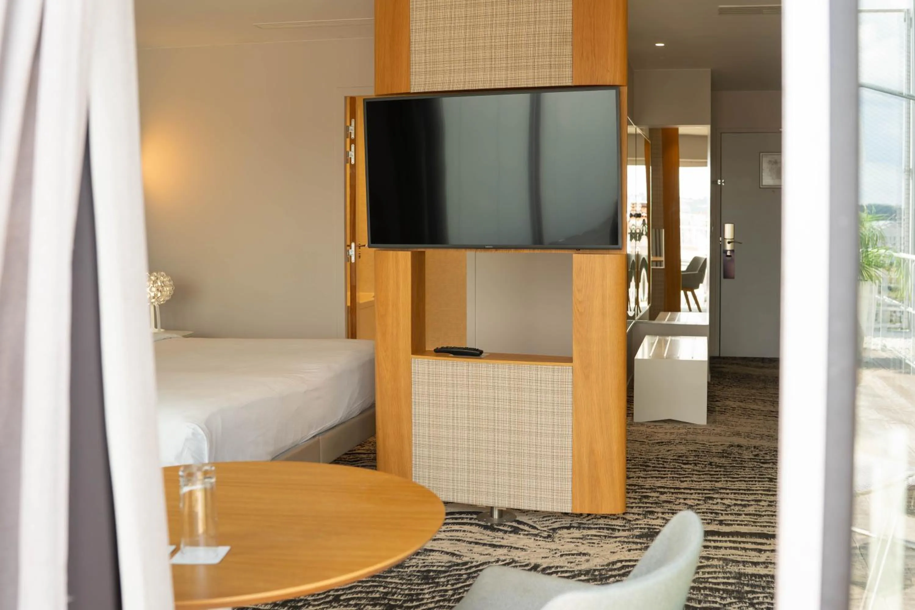 TV and multimedia, Bed in Radisson Blu Hotel Bordeaux