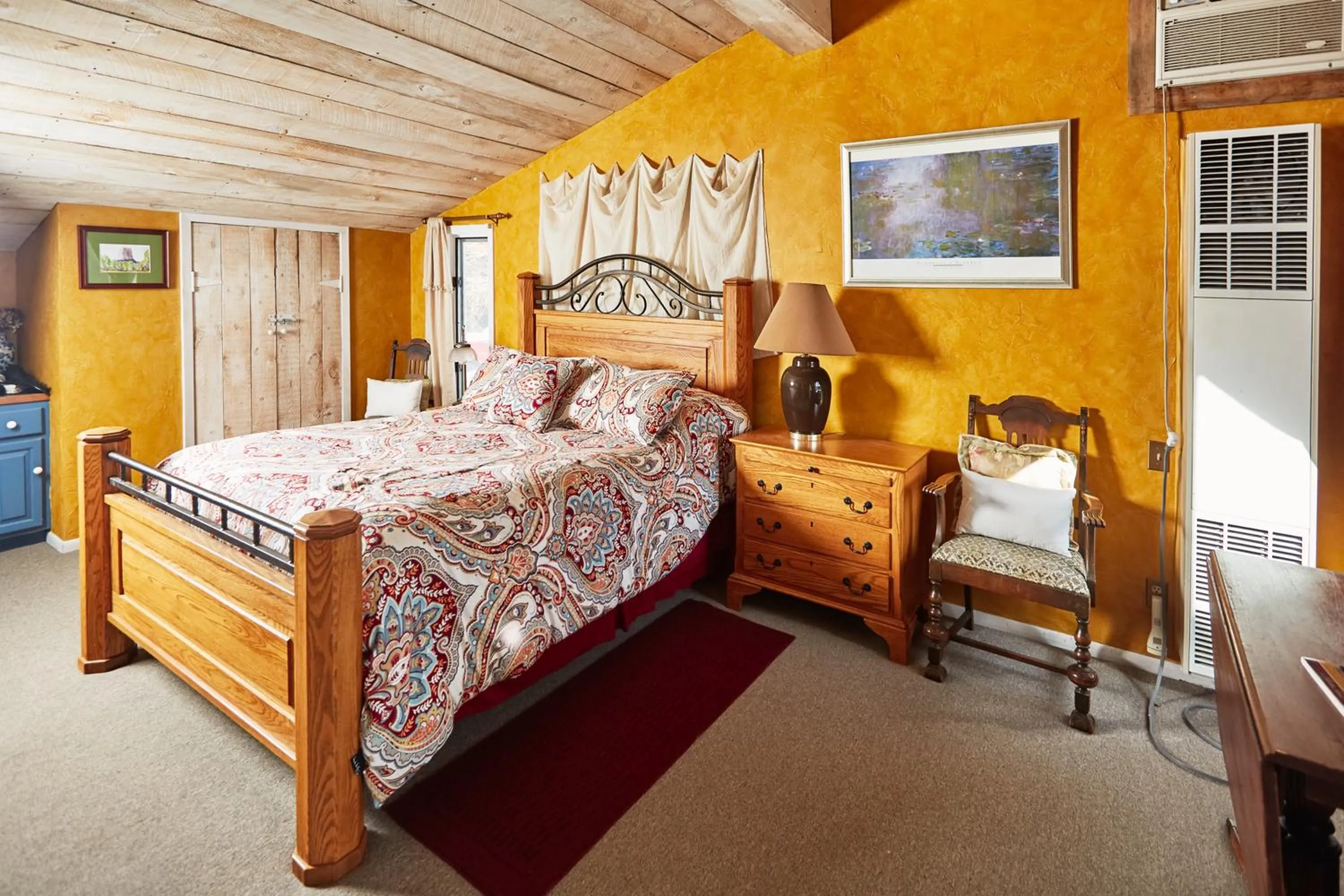Bed in Devils Tower Lodge