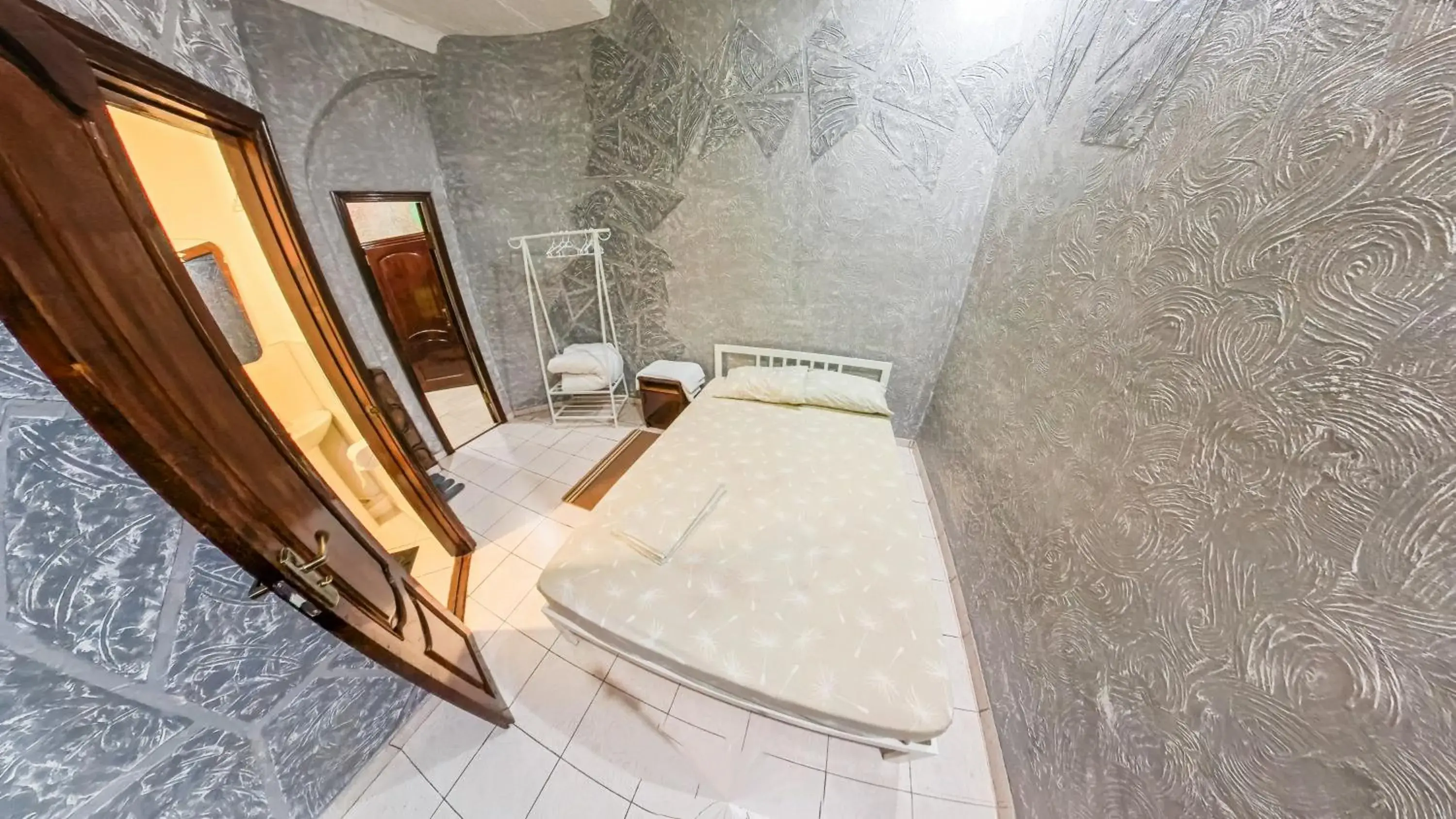 Budget Double Room in La Vitalie Guest House Budget Double Room in La Vitalie Guest House