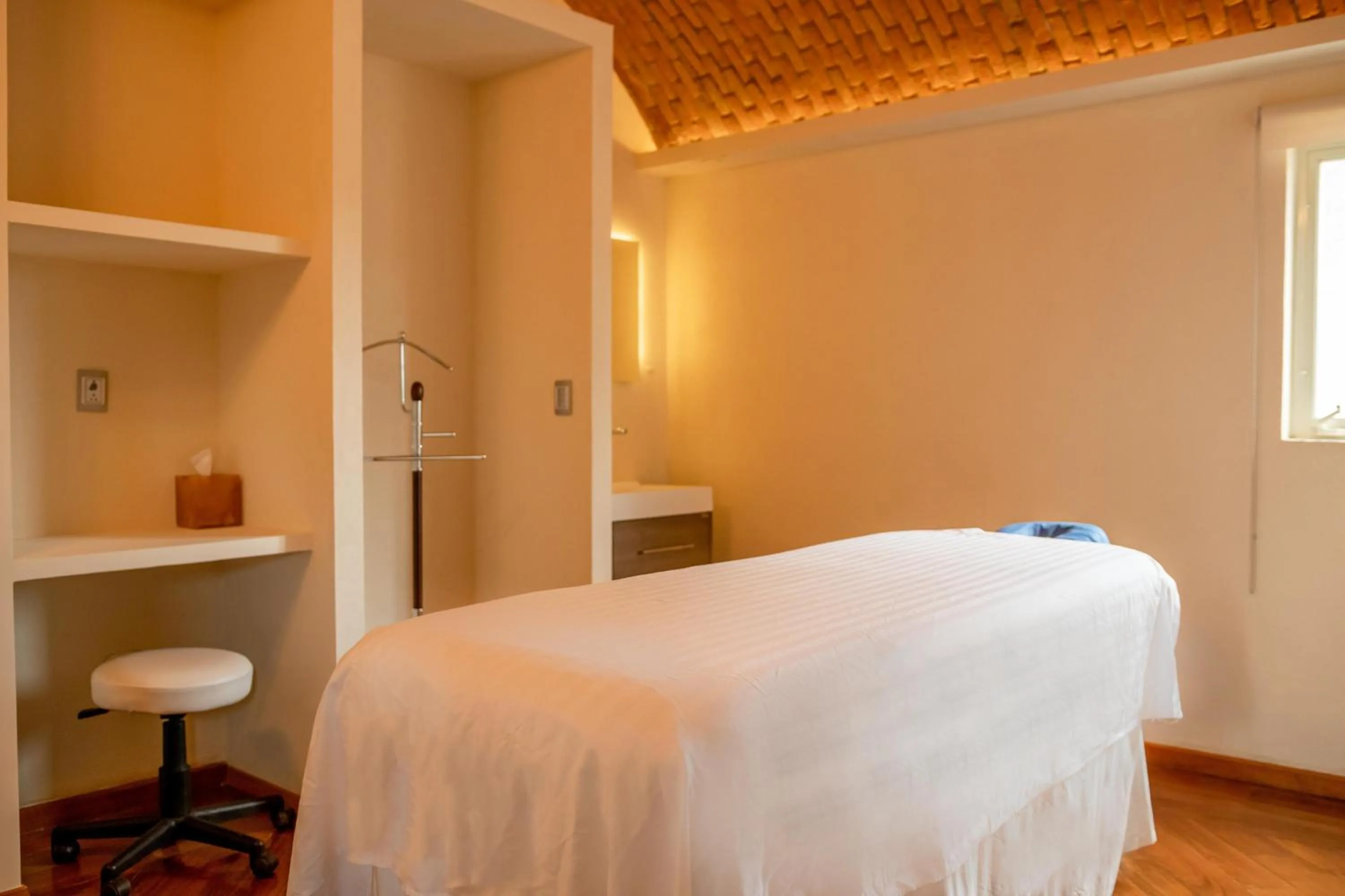 Massage, Bed in Alilo by Muuk