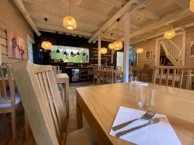 Restaurant/places to eat in Eliassen Rorbuer