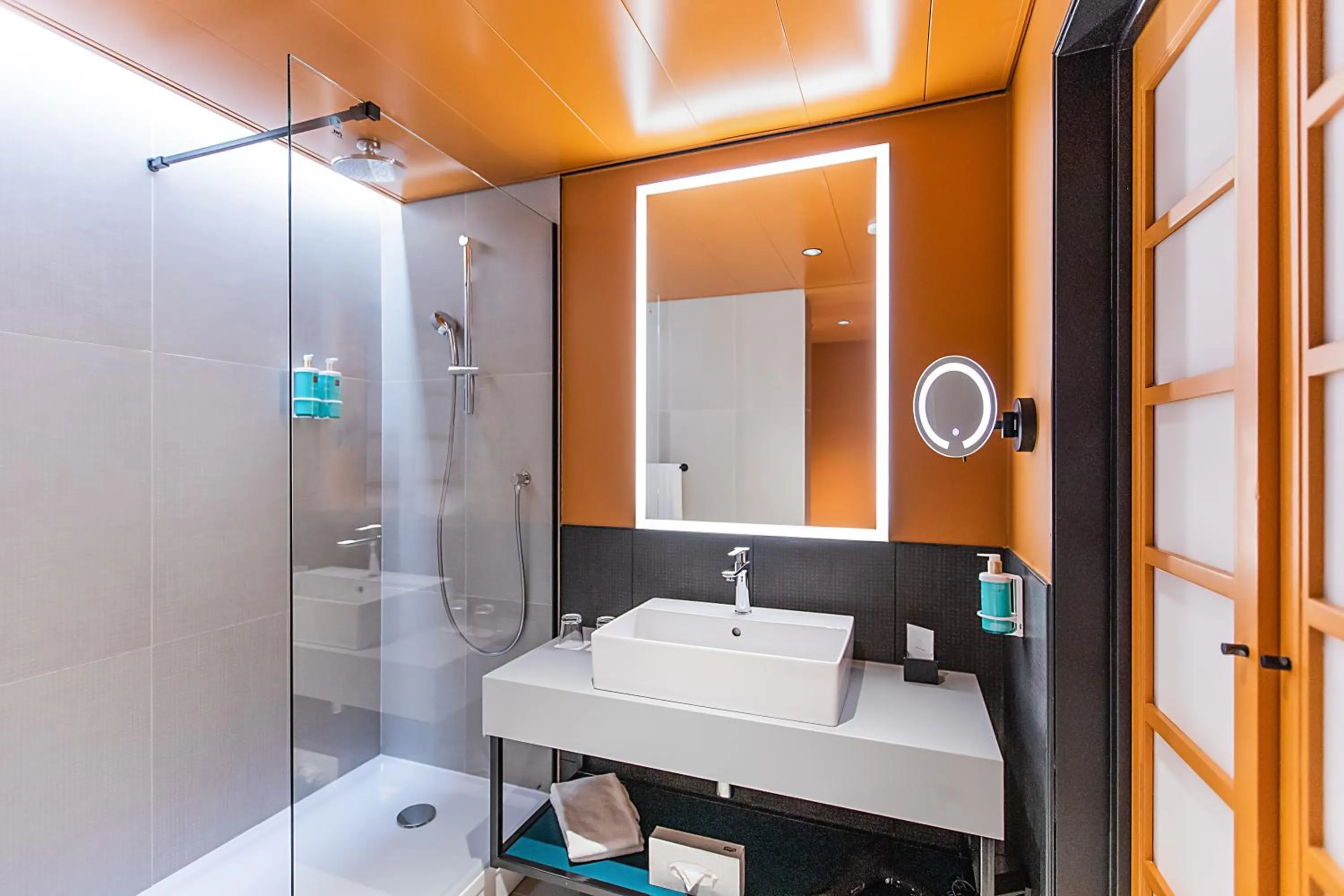 Shower in Novotel Lisboa