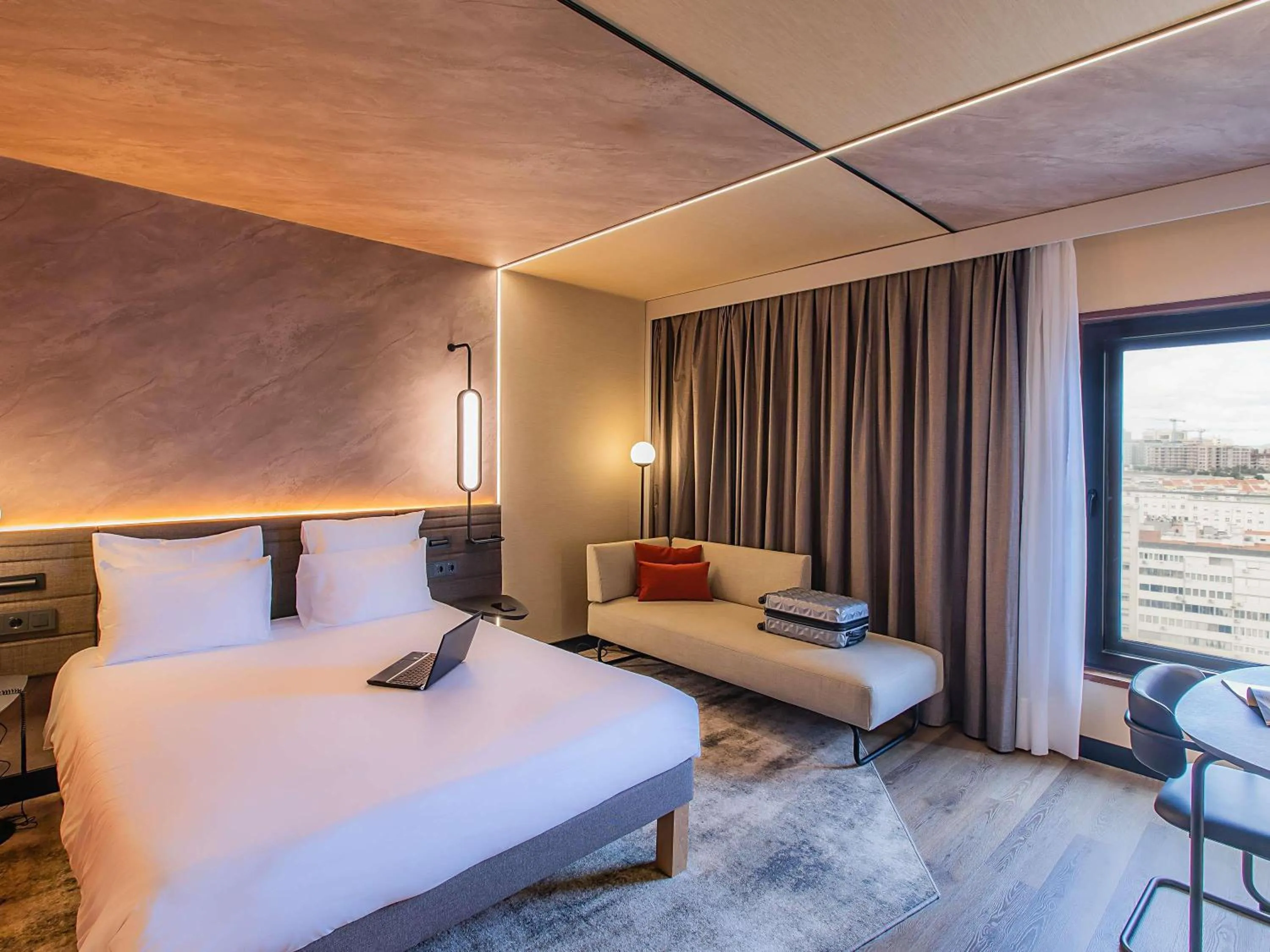 Property building, Bed in Novotel Lisboa