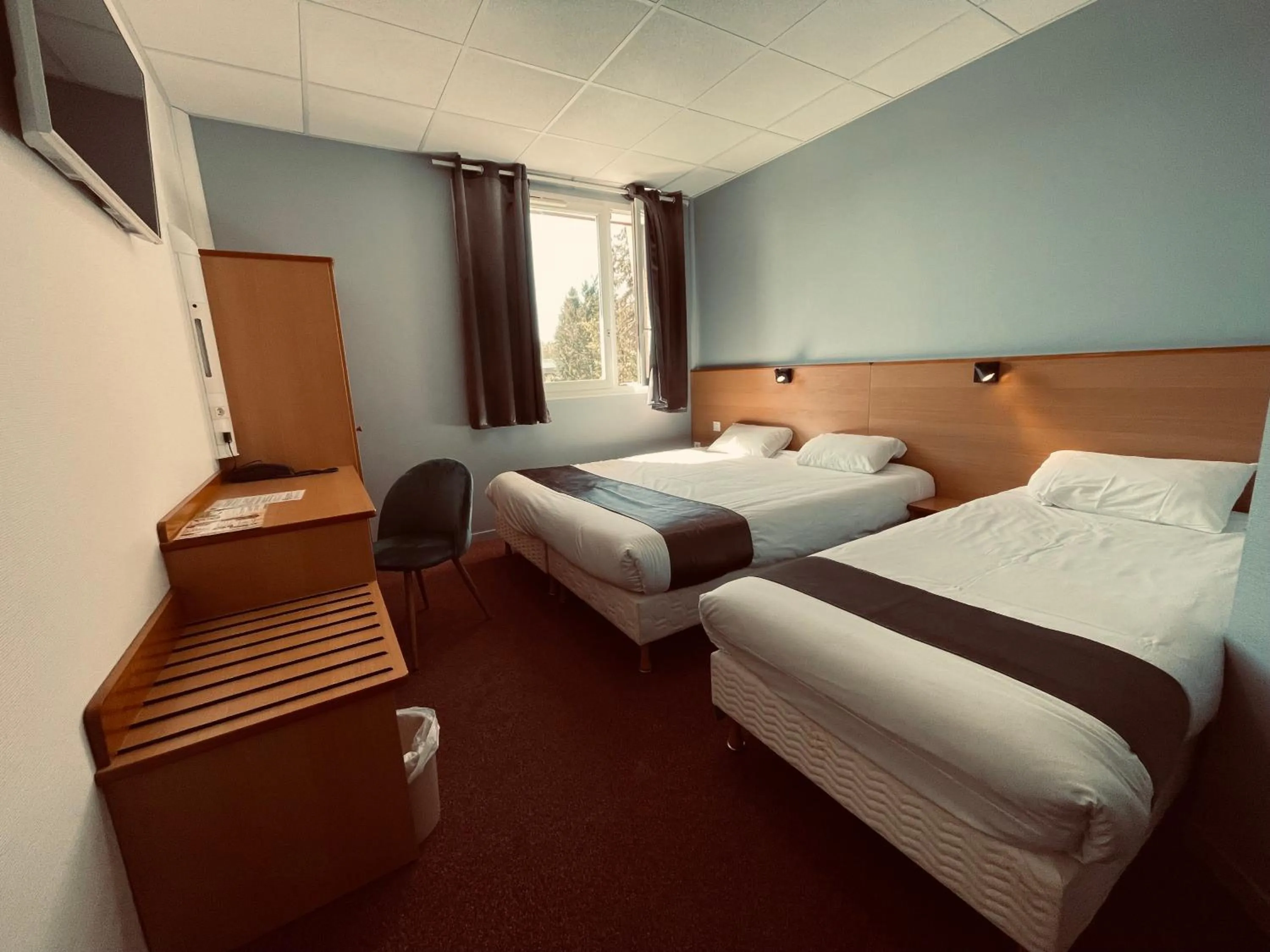 Bed in Hotel Le Saint Aubin