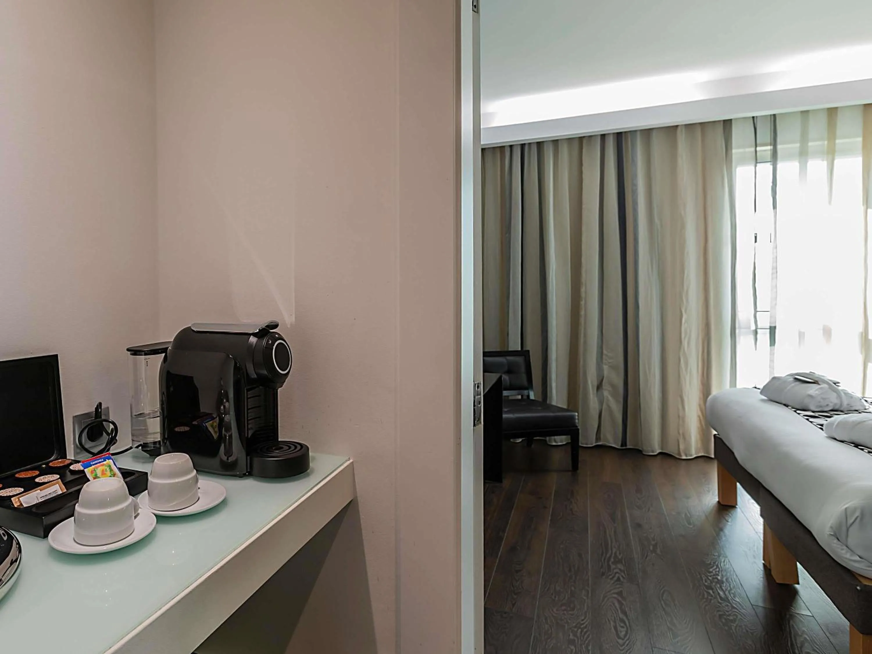 Bedroom, Bed in Hotel Mercure Lisboa