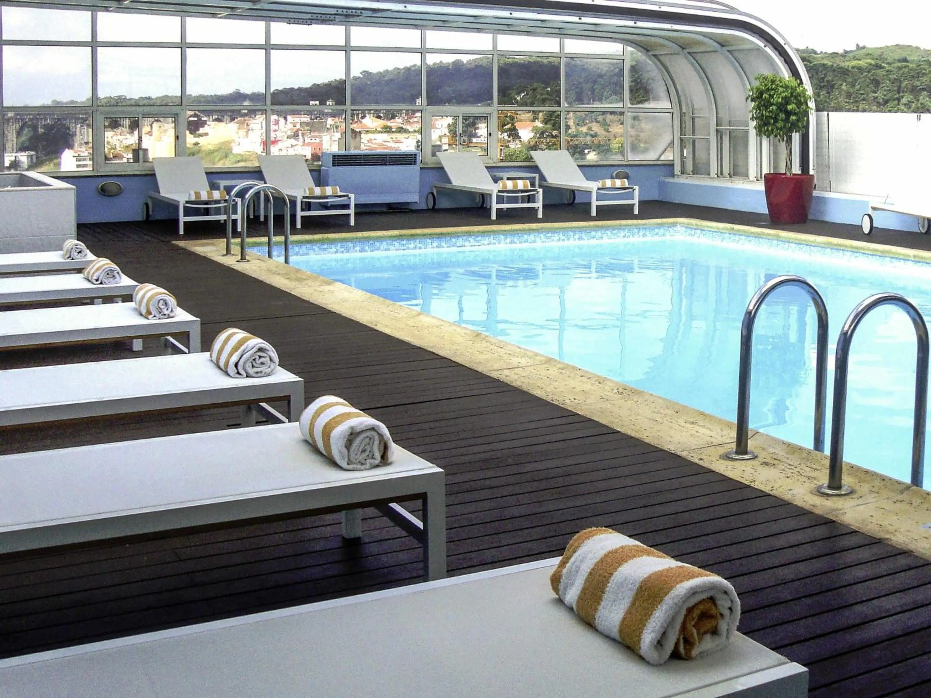 Pool view in Hotel Mercure Lisboa
