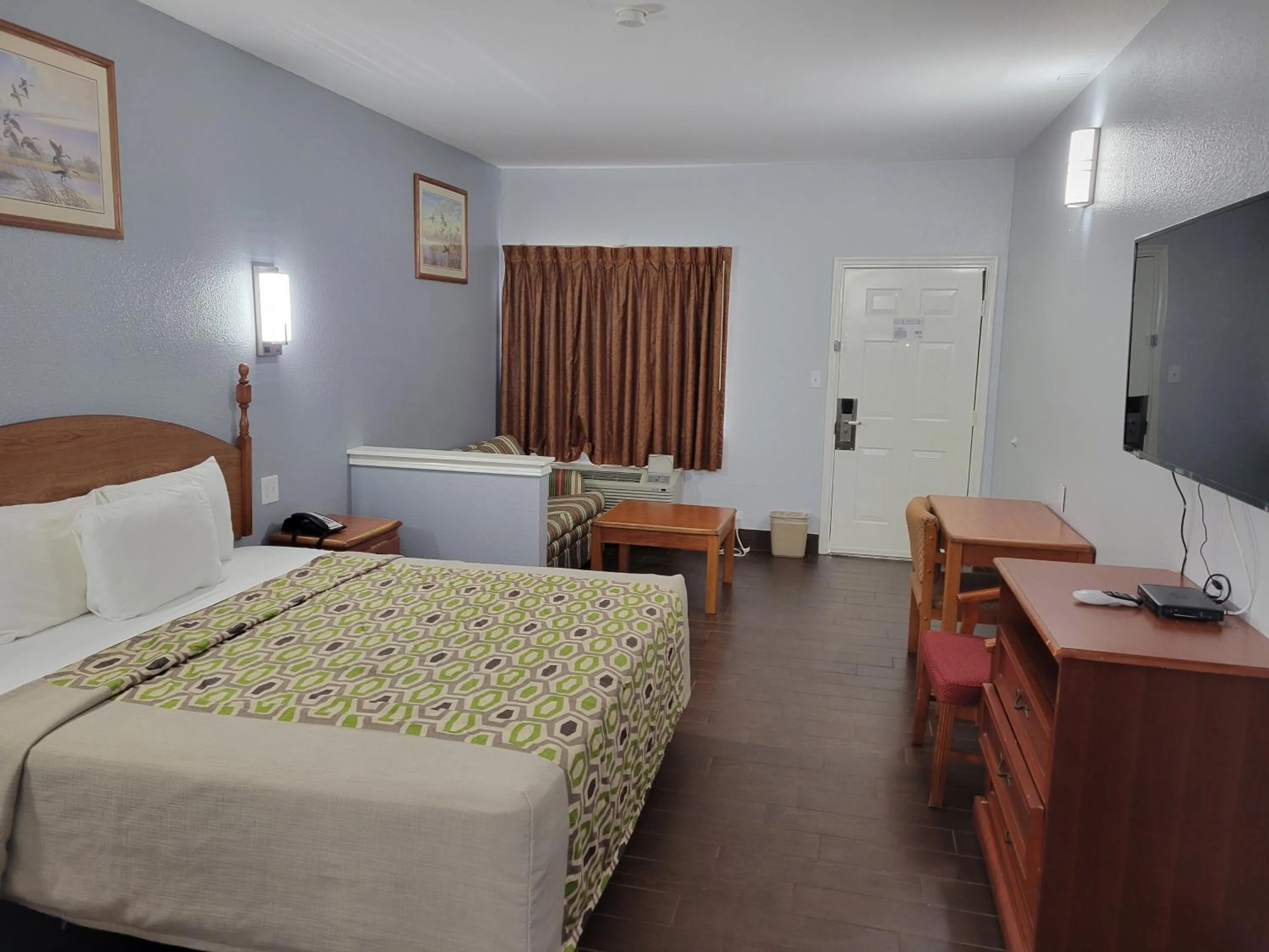 Photo of the whole room, Bed in Scottish Inn & Suites