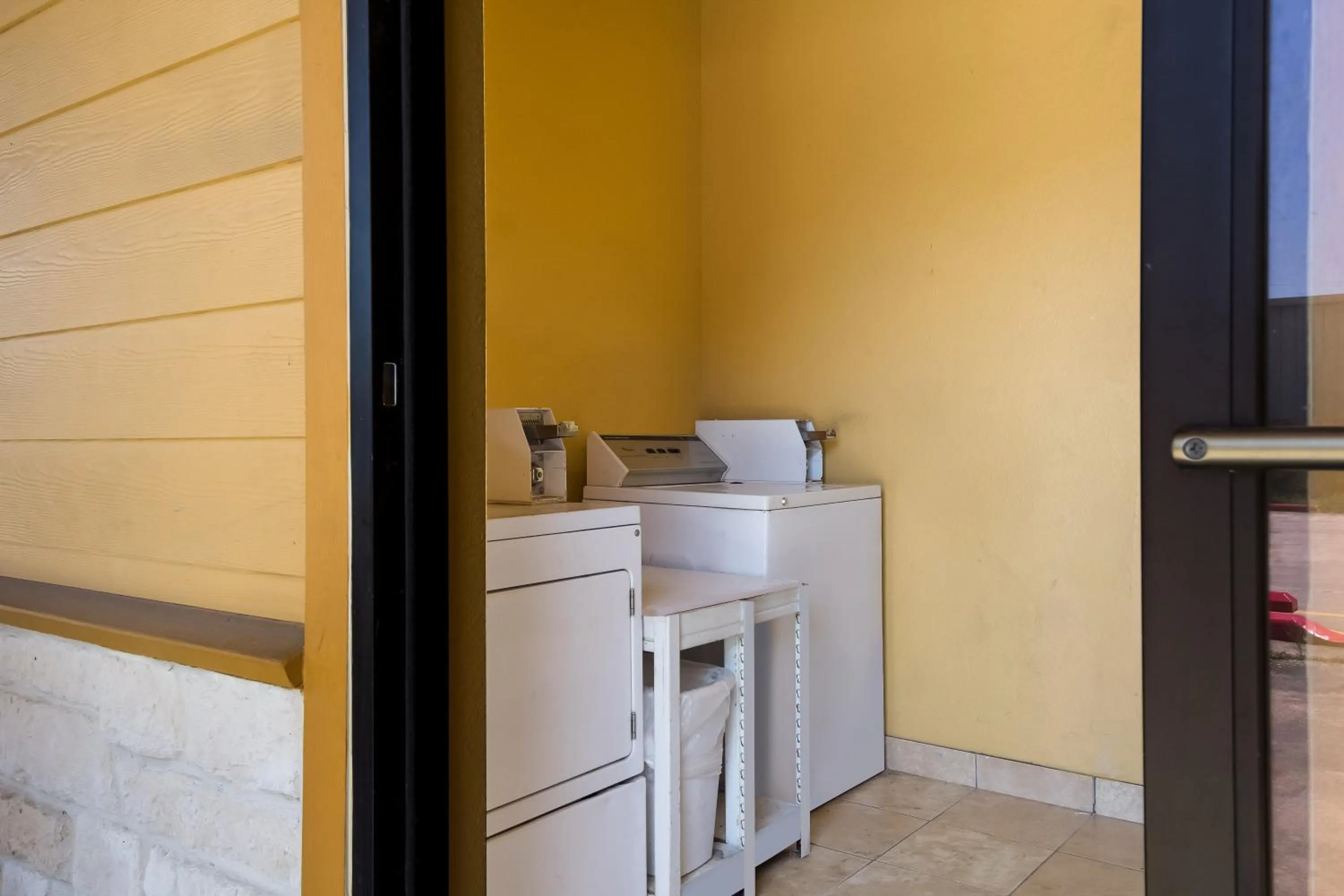 washing machine in Scottish Inn & Suites