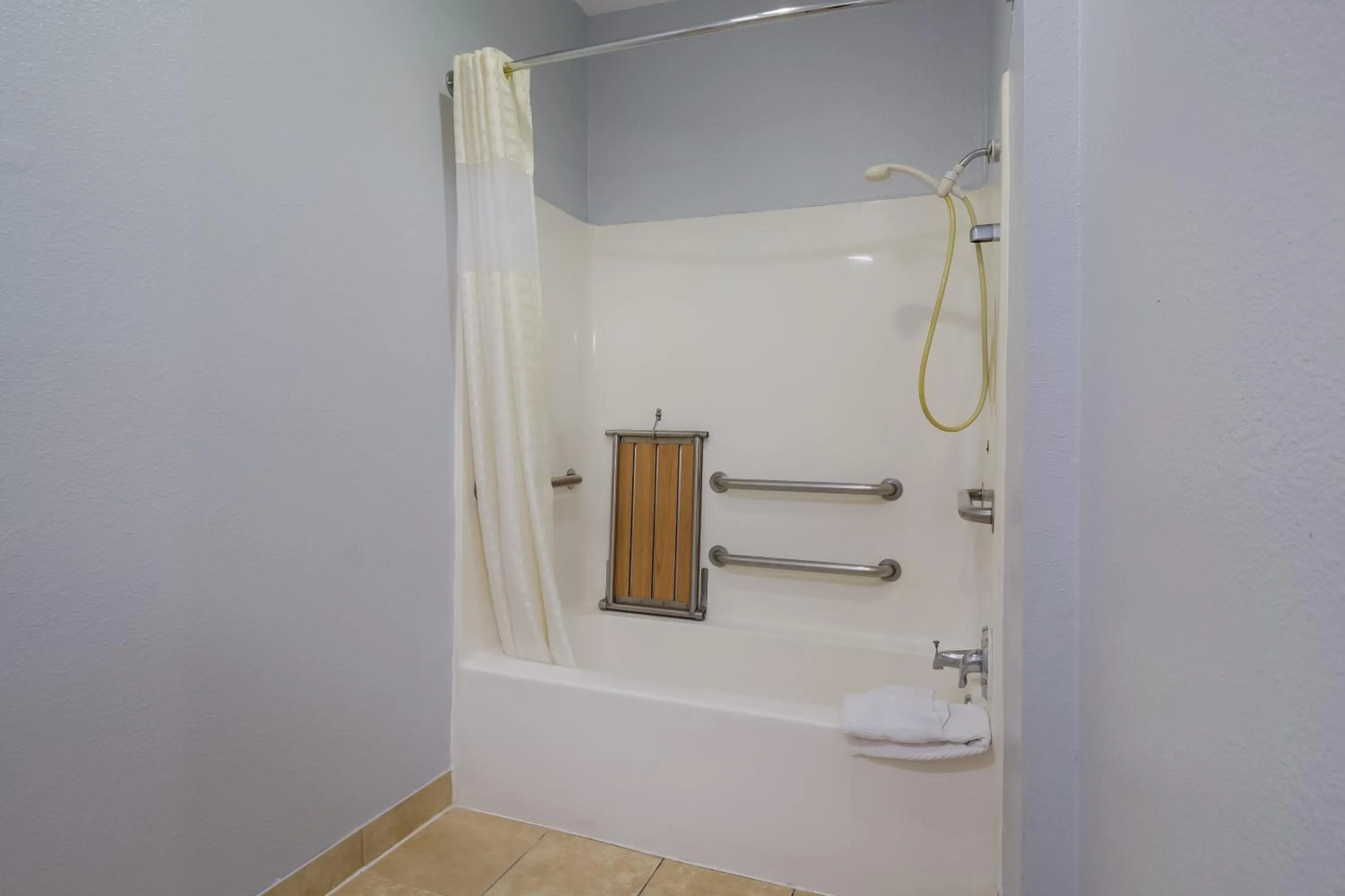 Shower in Scottish Inn & Suites