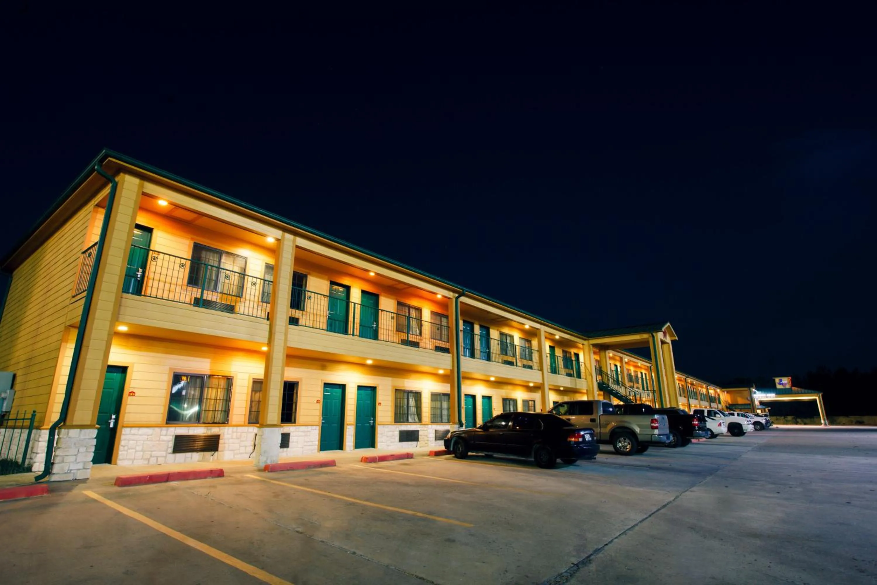 Property building in Scottish Inn & Suites