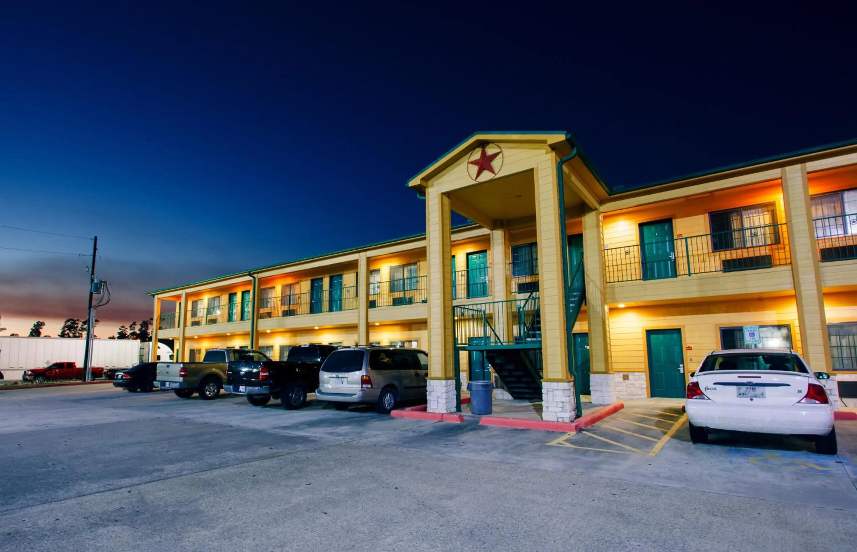 Property building in Scottish Inn & Suites