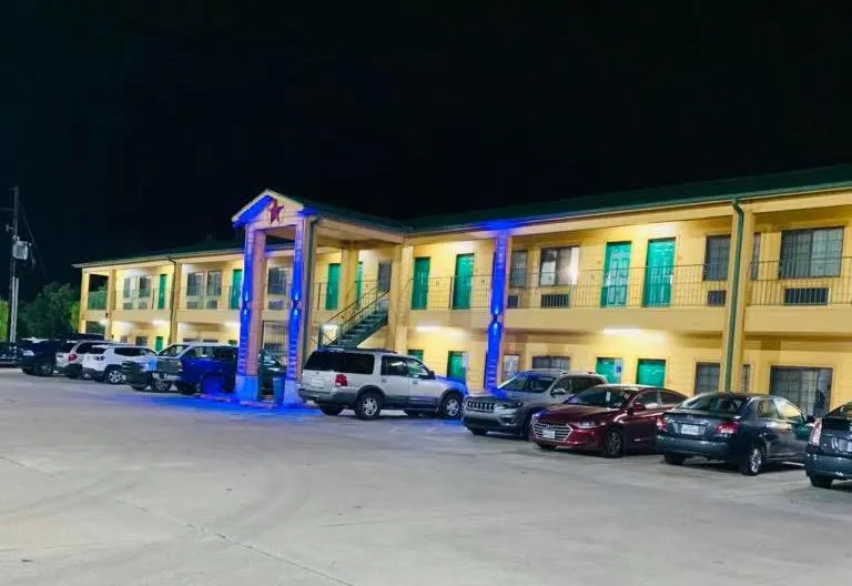 Property building in Scottish Inn & Suites