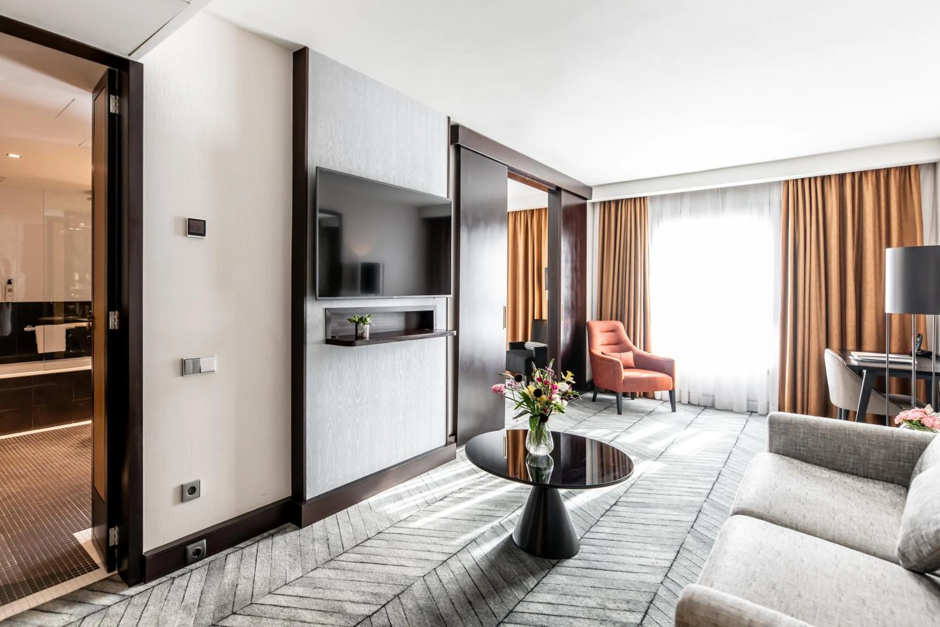 Living room, Bed in Sofitel Lisbon Liberdade