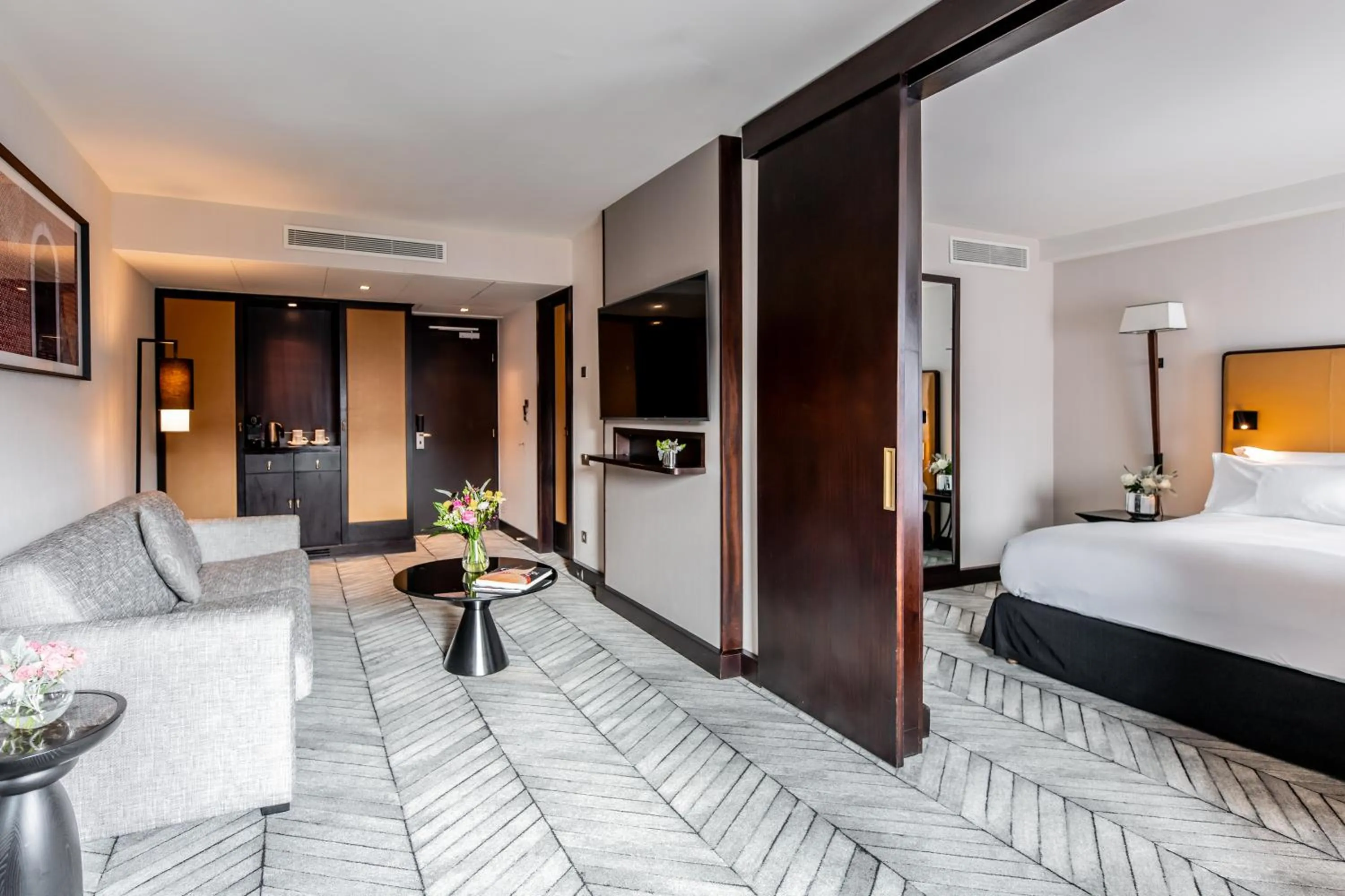 Living room, Bed in Sofitel Lisbon Liberdade